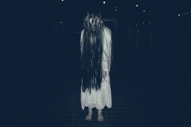 「真夜中に裸足で徘徊する女性」のフリー写真素材