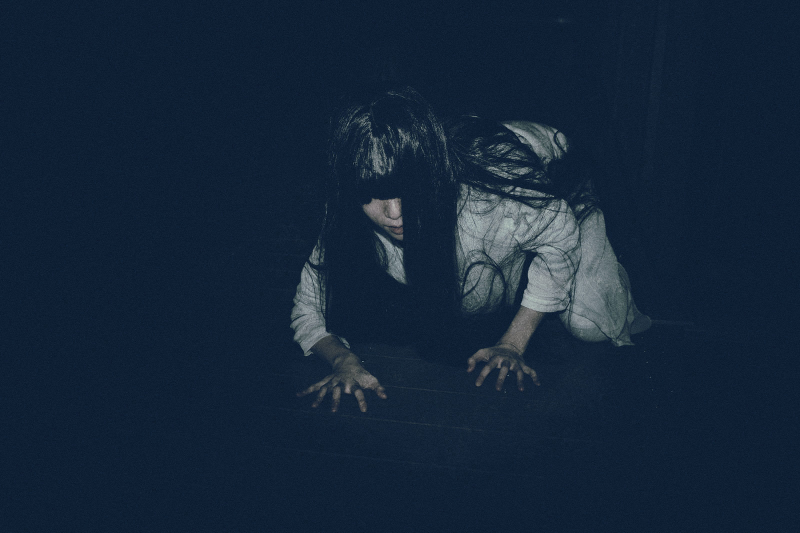 「闇に潜む女性亡霊 | フリー素材のぱくたそ」の写真［モデル：緋真煉］