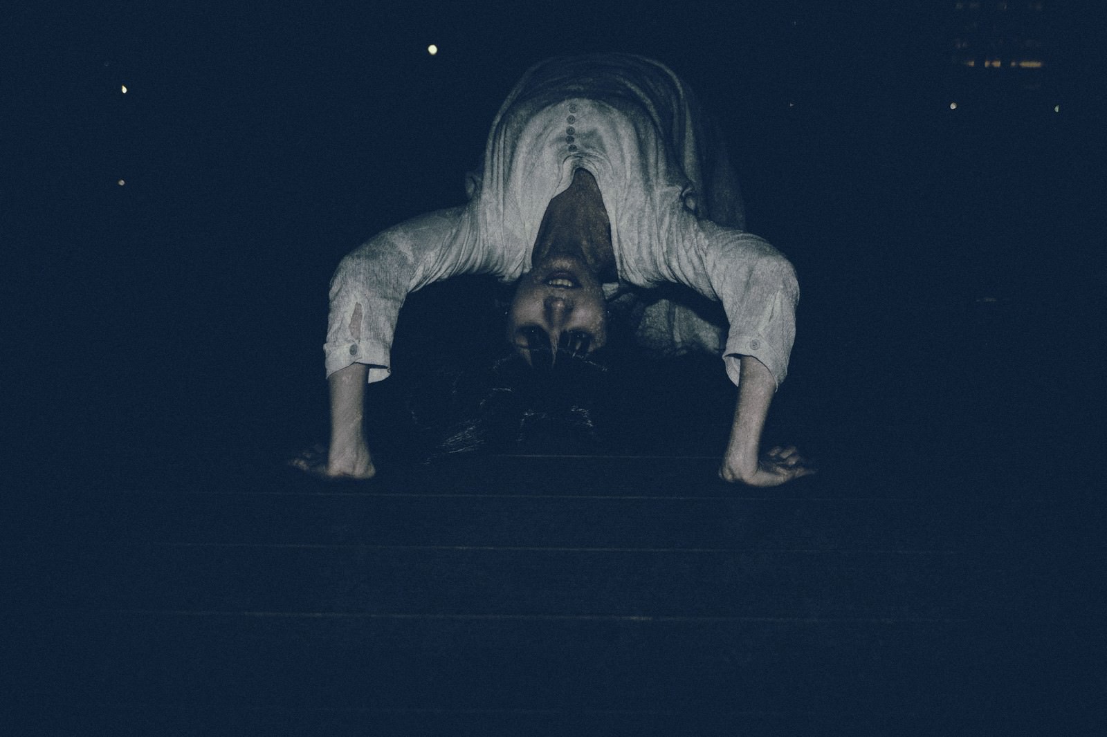 「悪魔にとり憑かれ暗闇の中ブリッジで追いかけてくる女性 | フリー素材のぱくたそ」の写真［モデル：緋真煉］