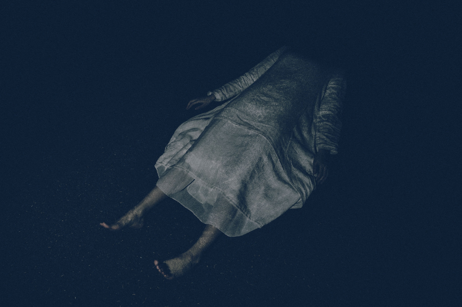 白いワンピースを着て横たわる女性の写真 画像 を無料ダウンロード フリー素材のぱくたそ