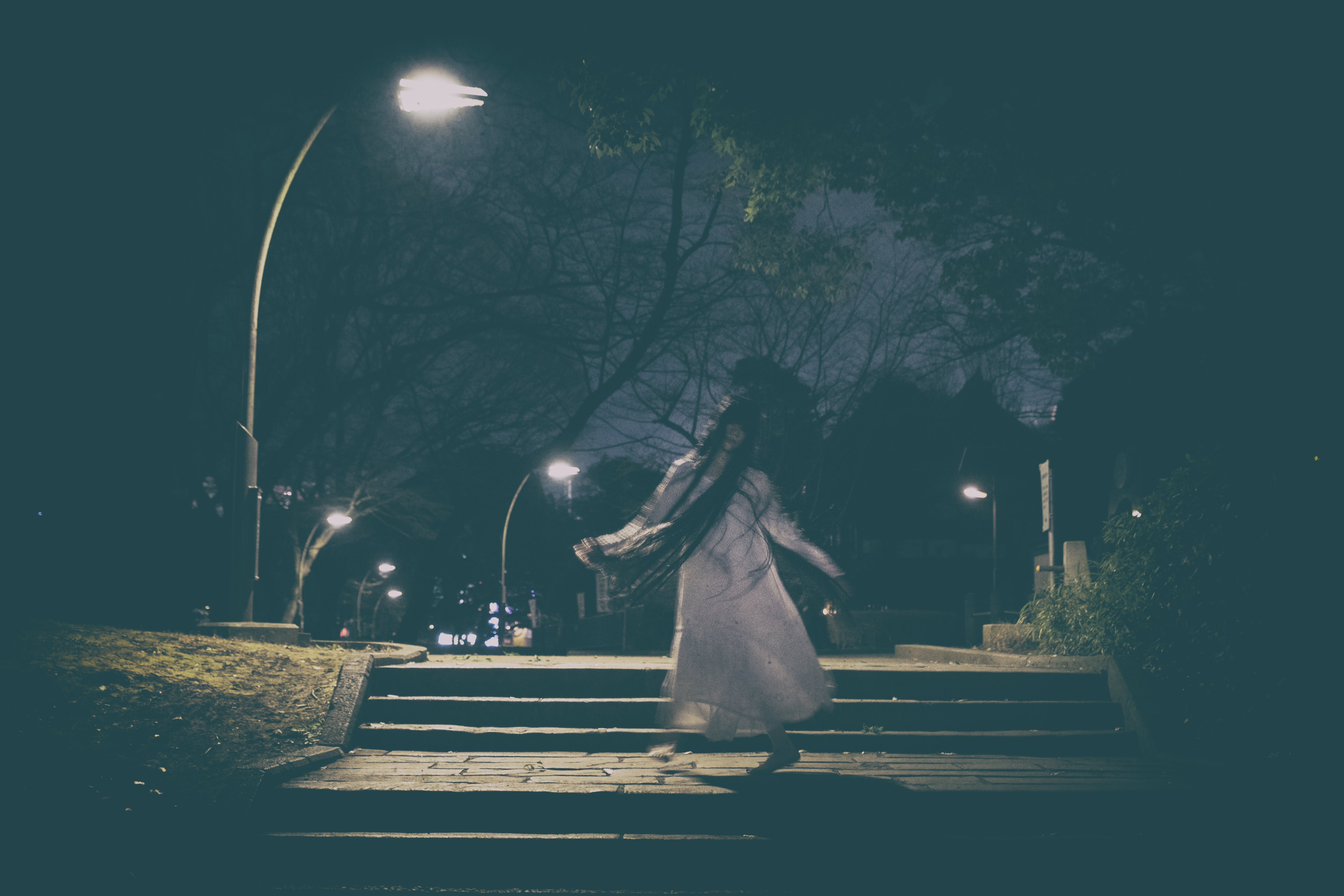 深夜の公園で不気味な動きをする女性の無料の写真素材 フリー素材 をダウンロード ぱくたそ
