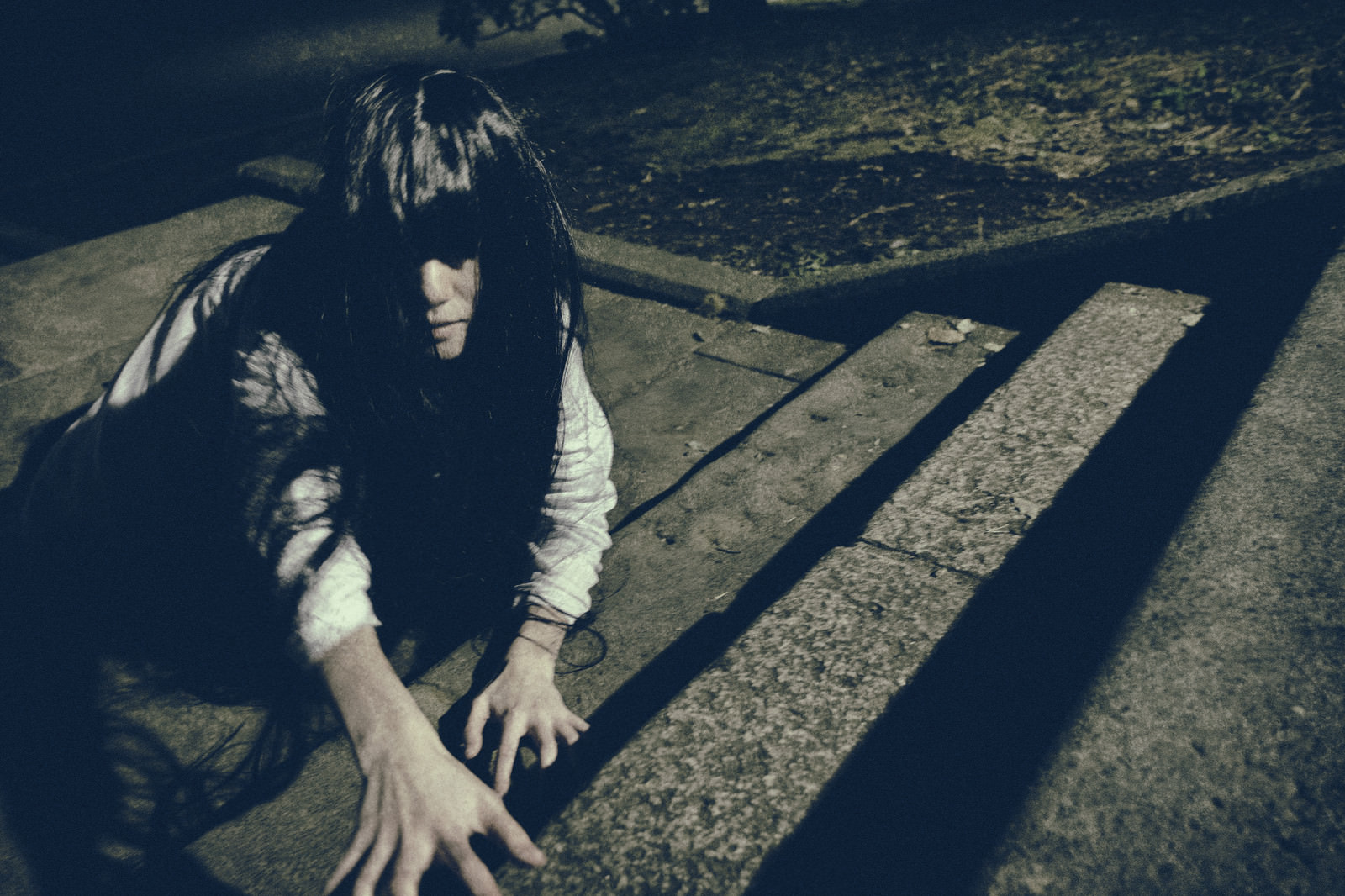 這い蹲りながらこちらを覗く幽女の写真 画像 を無料ダウンロード フリー素材のぱくたそ