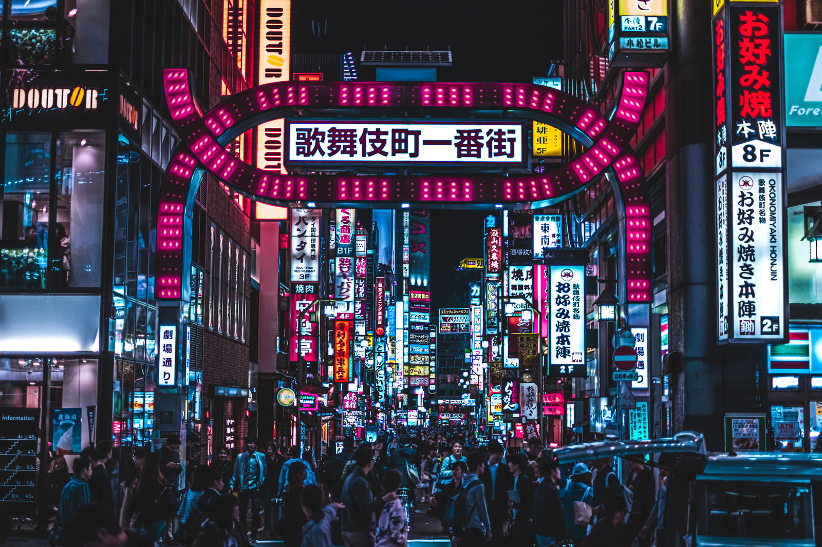 「人であふれる歌舞伎町一番街（東京都新宿区）」の写真