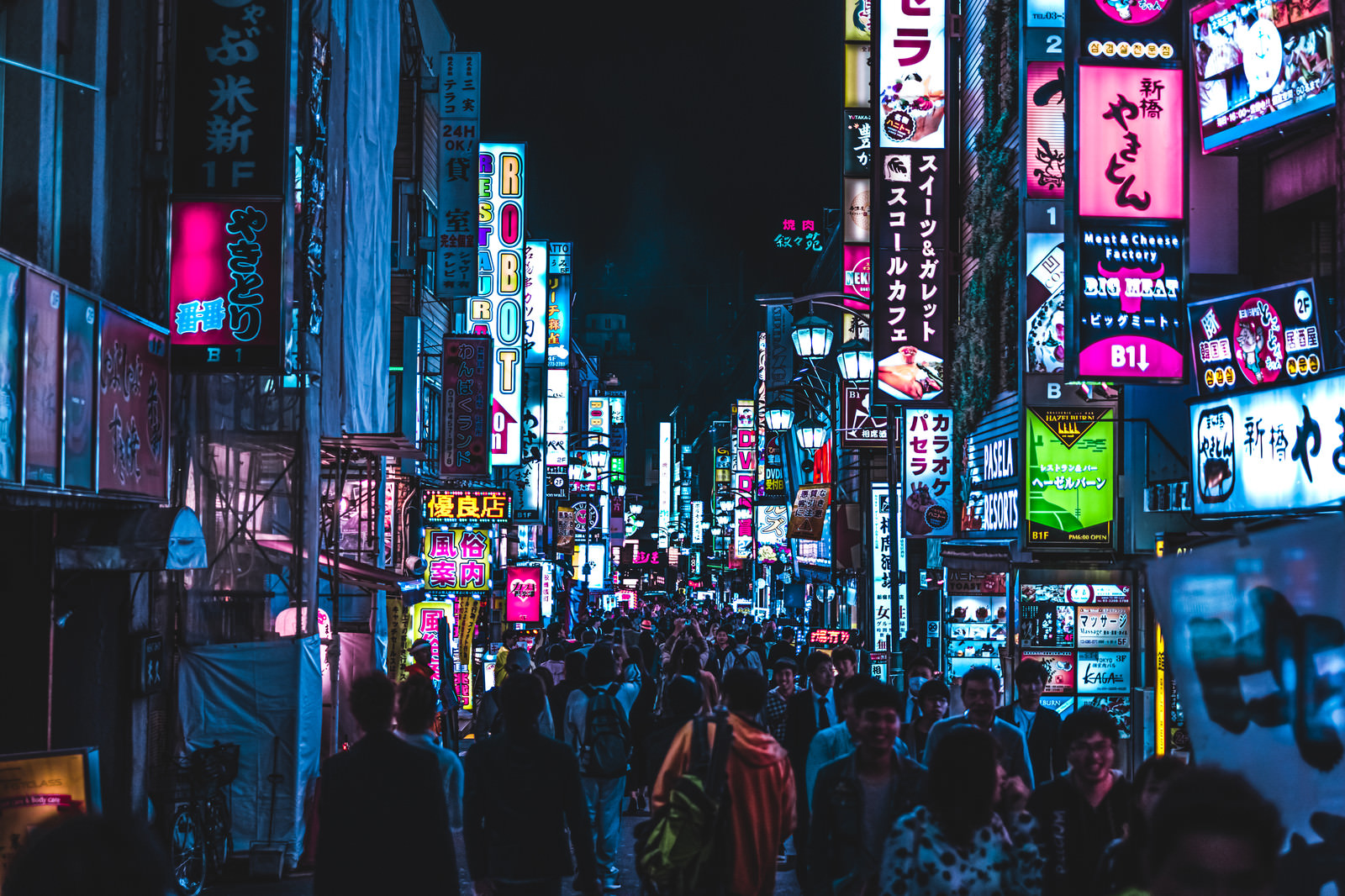 「歌舞伎町の人混みとサイバーパンクな街並み（東京都新宿区） | フリー素材のぱくたそ」の写真