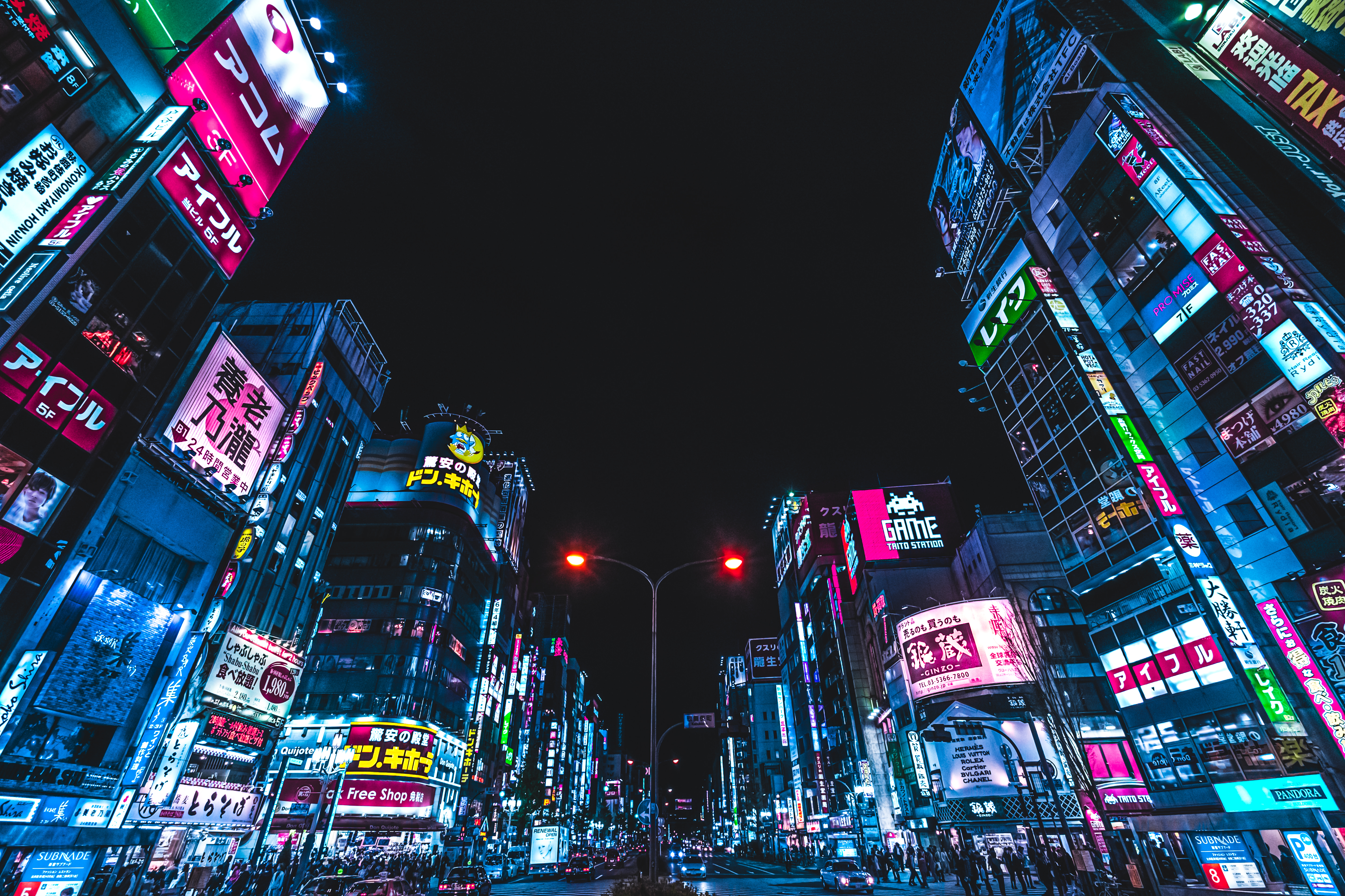 夜のサイバーパンク歓楽街 東京都新宿区 の写真 画像 フリー素材 ぱくたそ