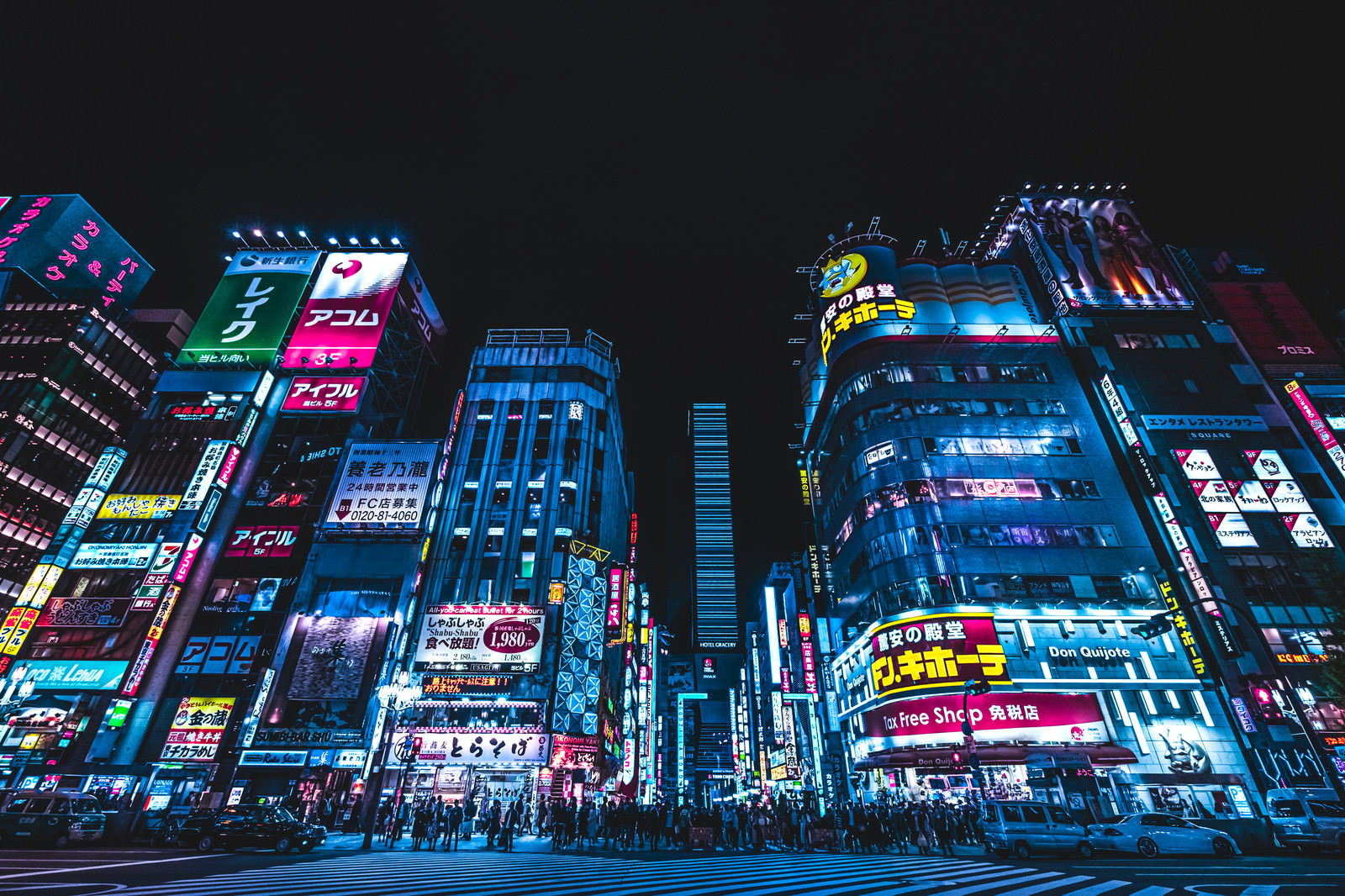 見上げた歓楽街の景色 東京都新宿区 の写真素材 ぱくたそ