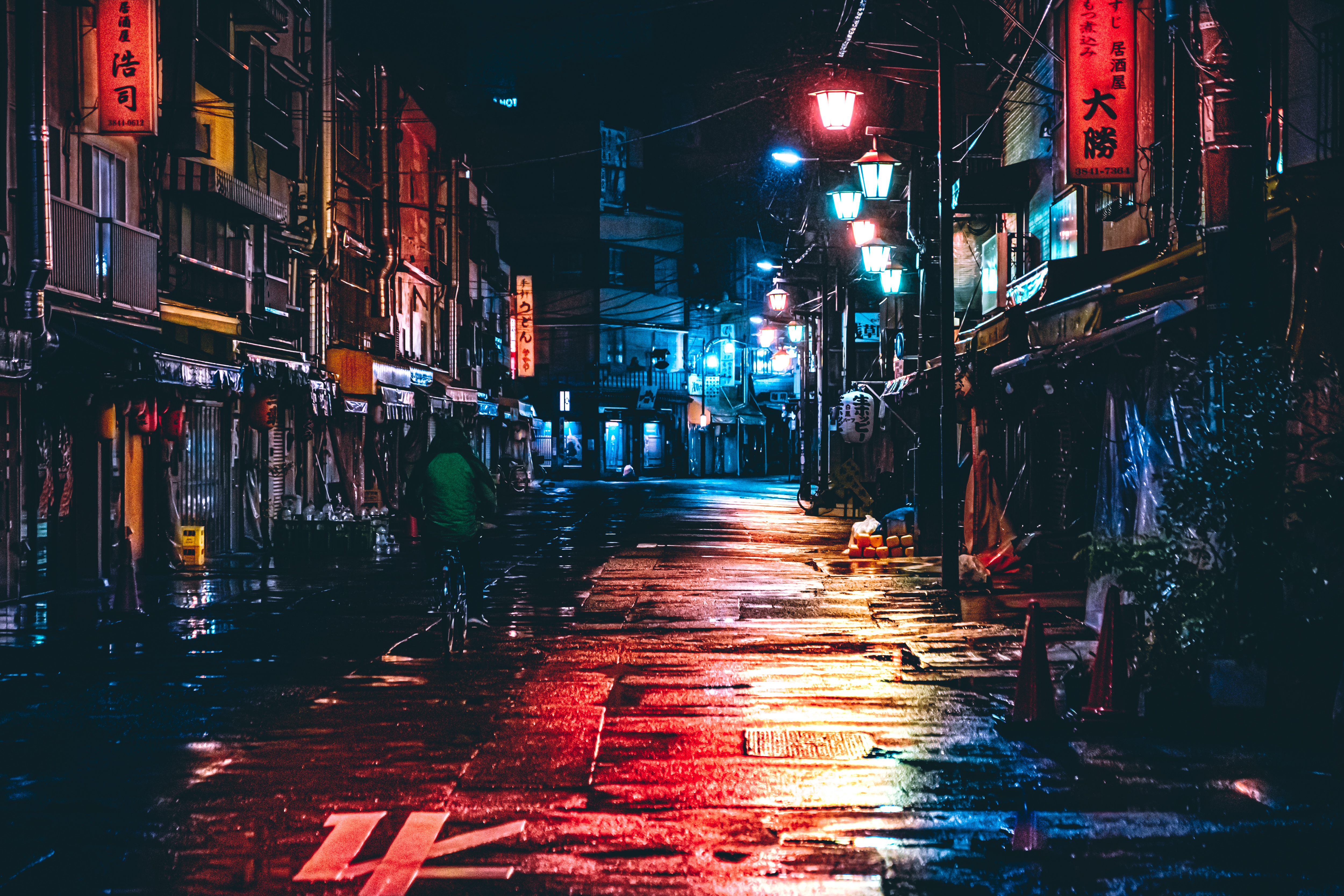 雨上がりの路地裏の夜景の写真を無料ダウンロード フリー素材 ぱくたそ