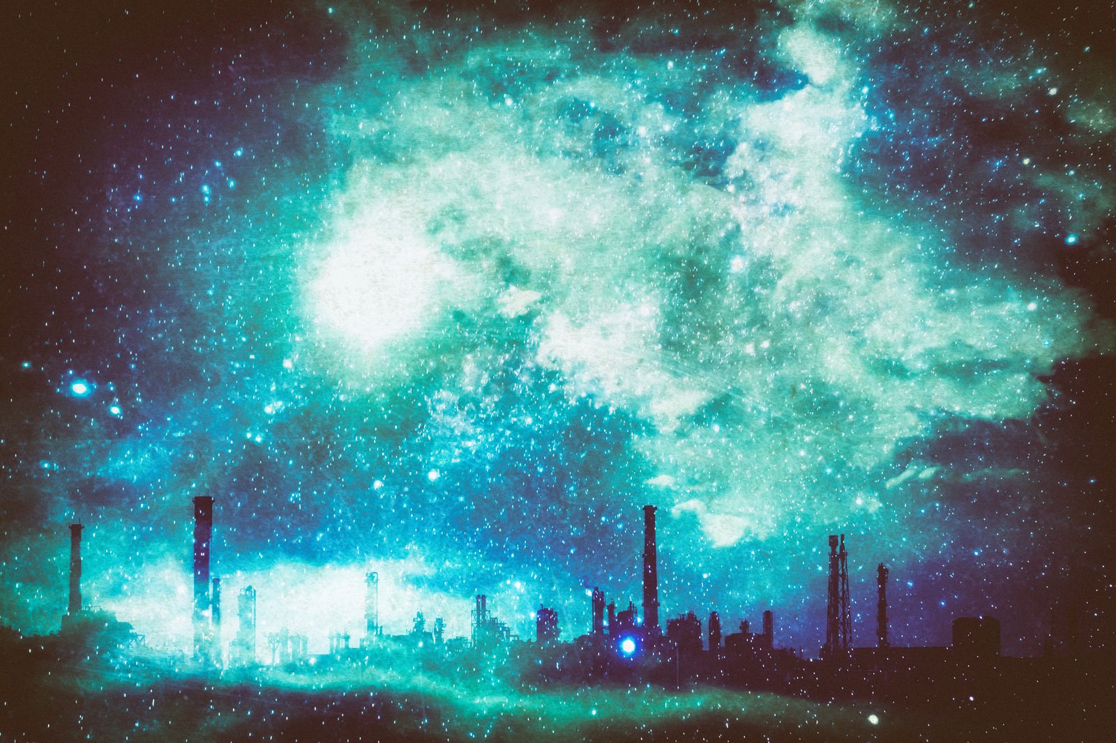 「星雲に包まれる工場夜景」の写真