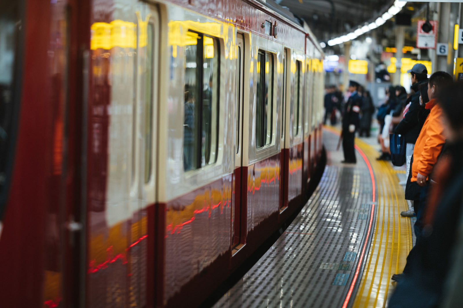 「車両が停車するのを待つ利用者達（京急逗子線）」の写真