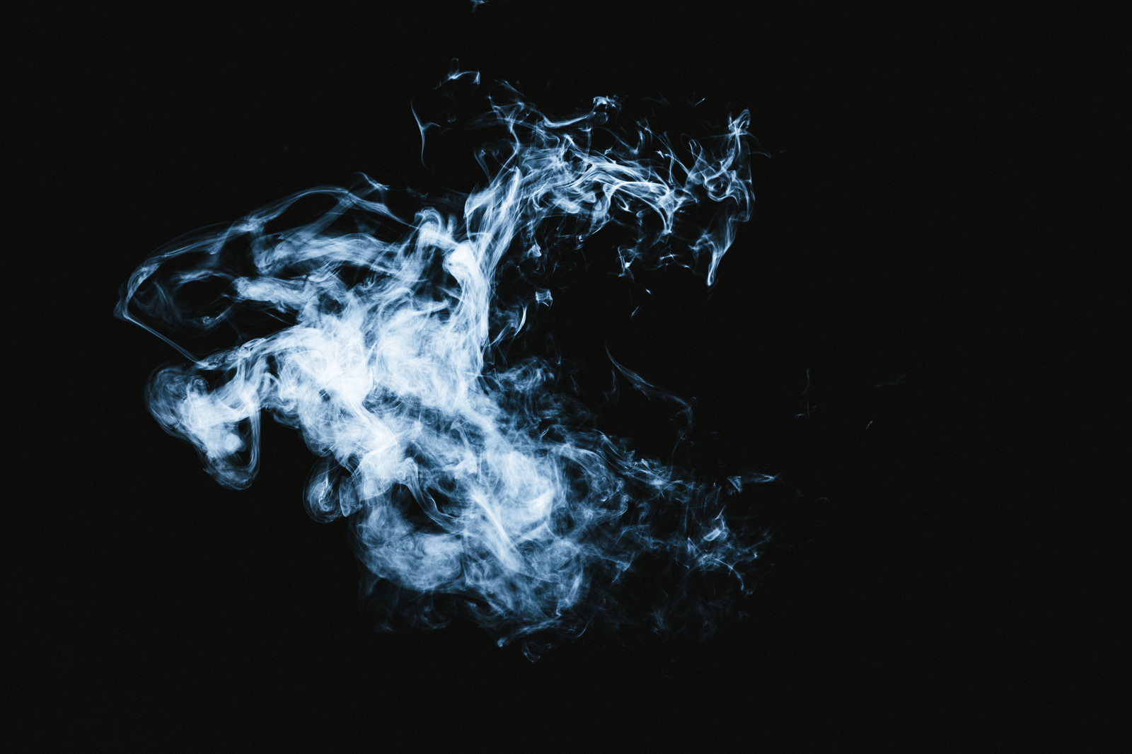 「マッドピエロのような煙 | フリー素材のぱくたそ」の写真