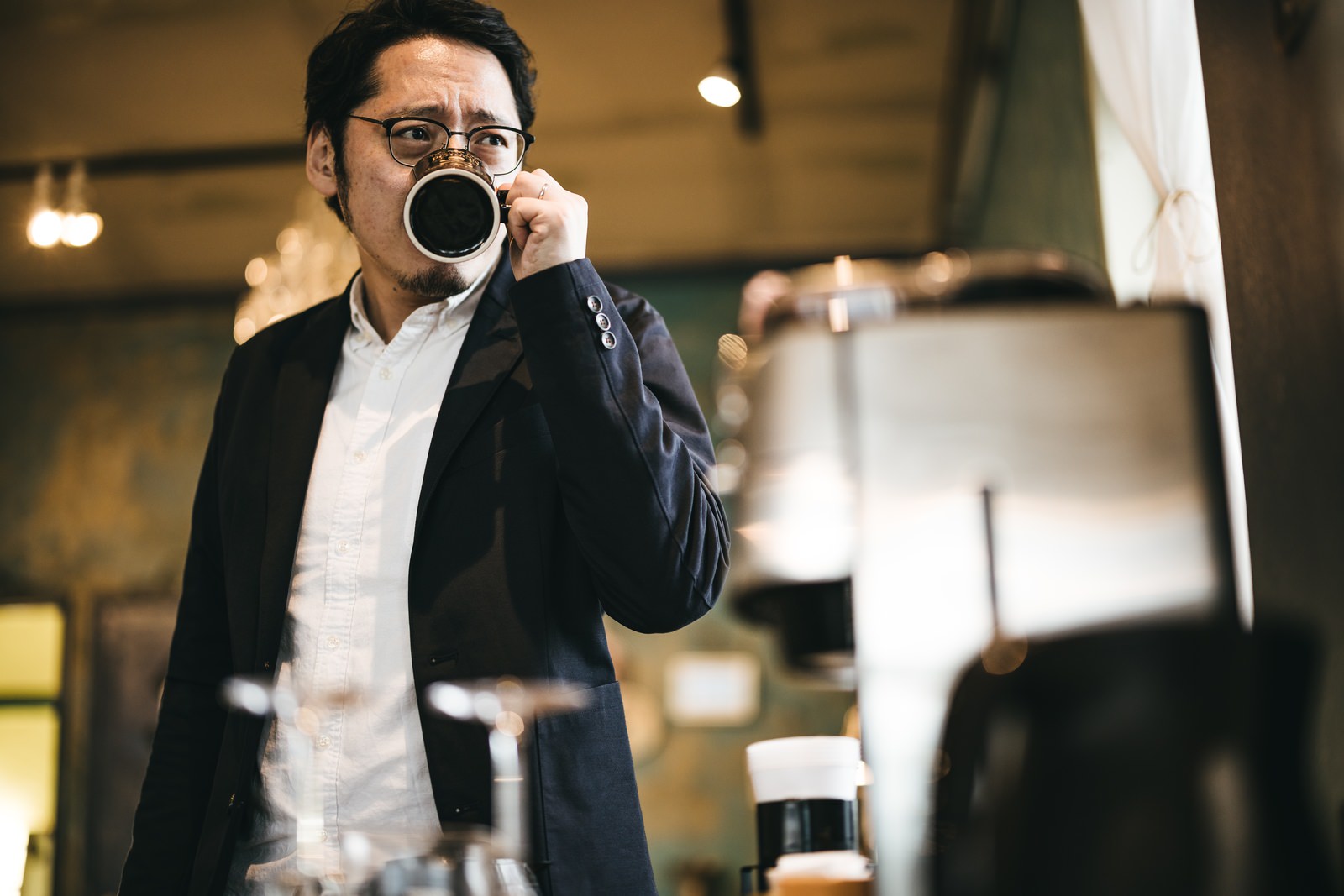 「コーヒーを飲む男性 | フリー素材のぱくたそ」の写真［モデル：ゆうせい］
