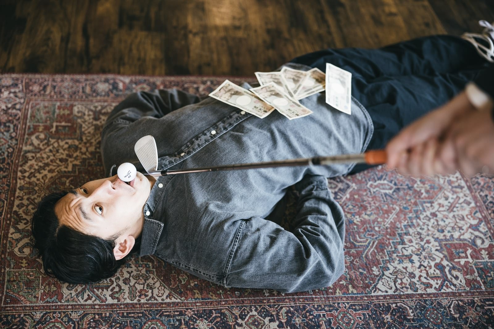 カネの在り処を言えと拷問されている男性の写真素材 ぱくたそ