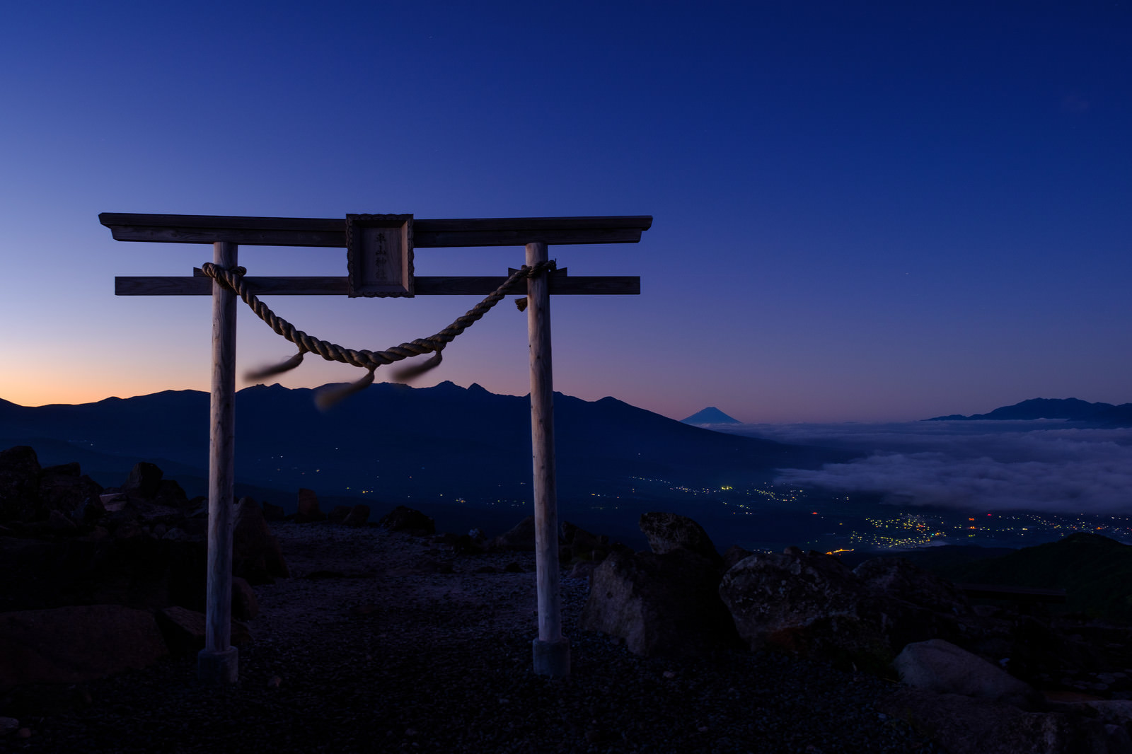 夕暮れ時の霧ヶ峰ハイキングコースの写真素材 ぱくたそ