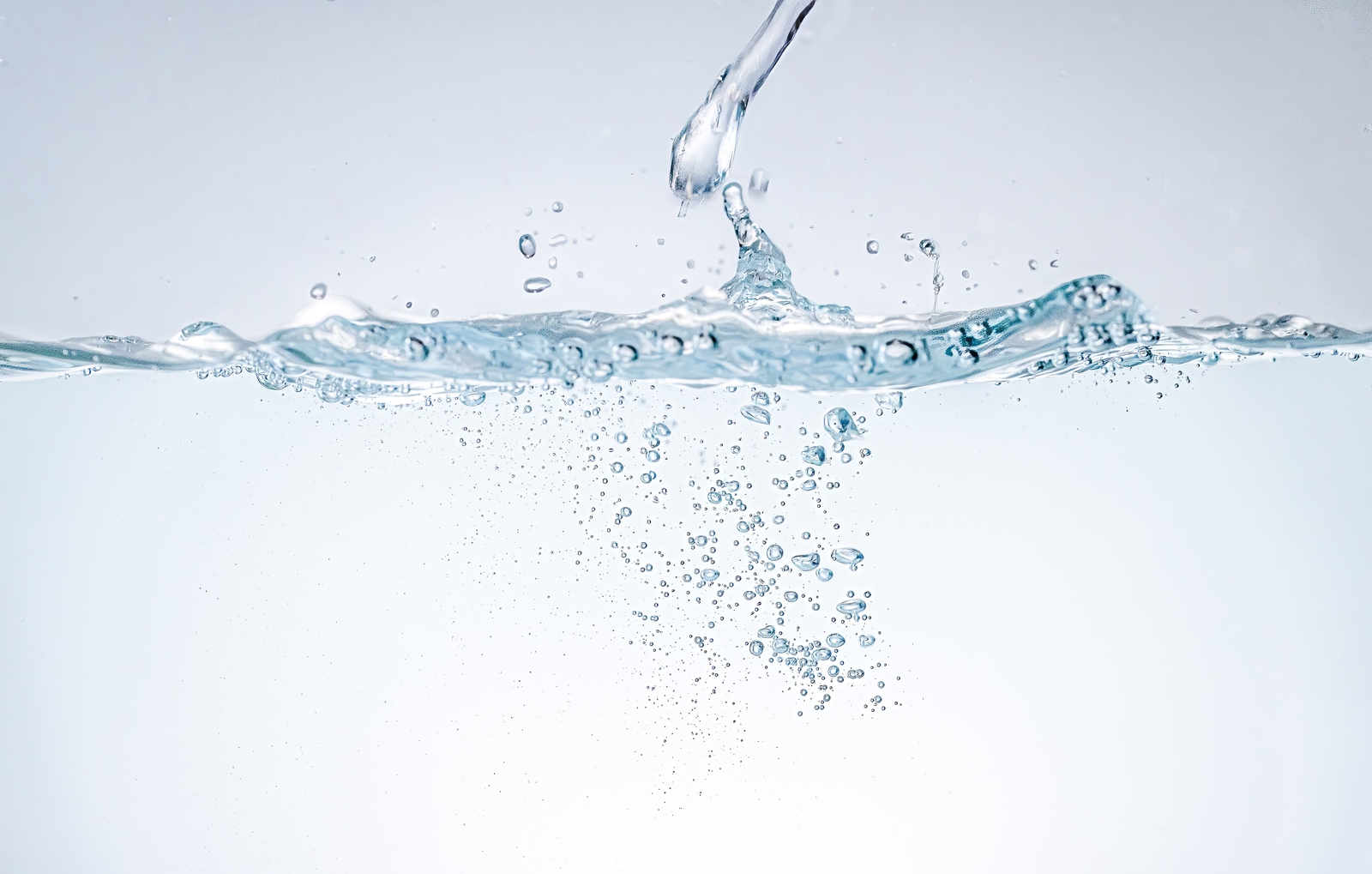 水中に落ちる水滴と気泡の無料の写真素材 - ID.83169｜フリー素材 ぱくたそ