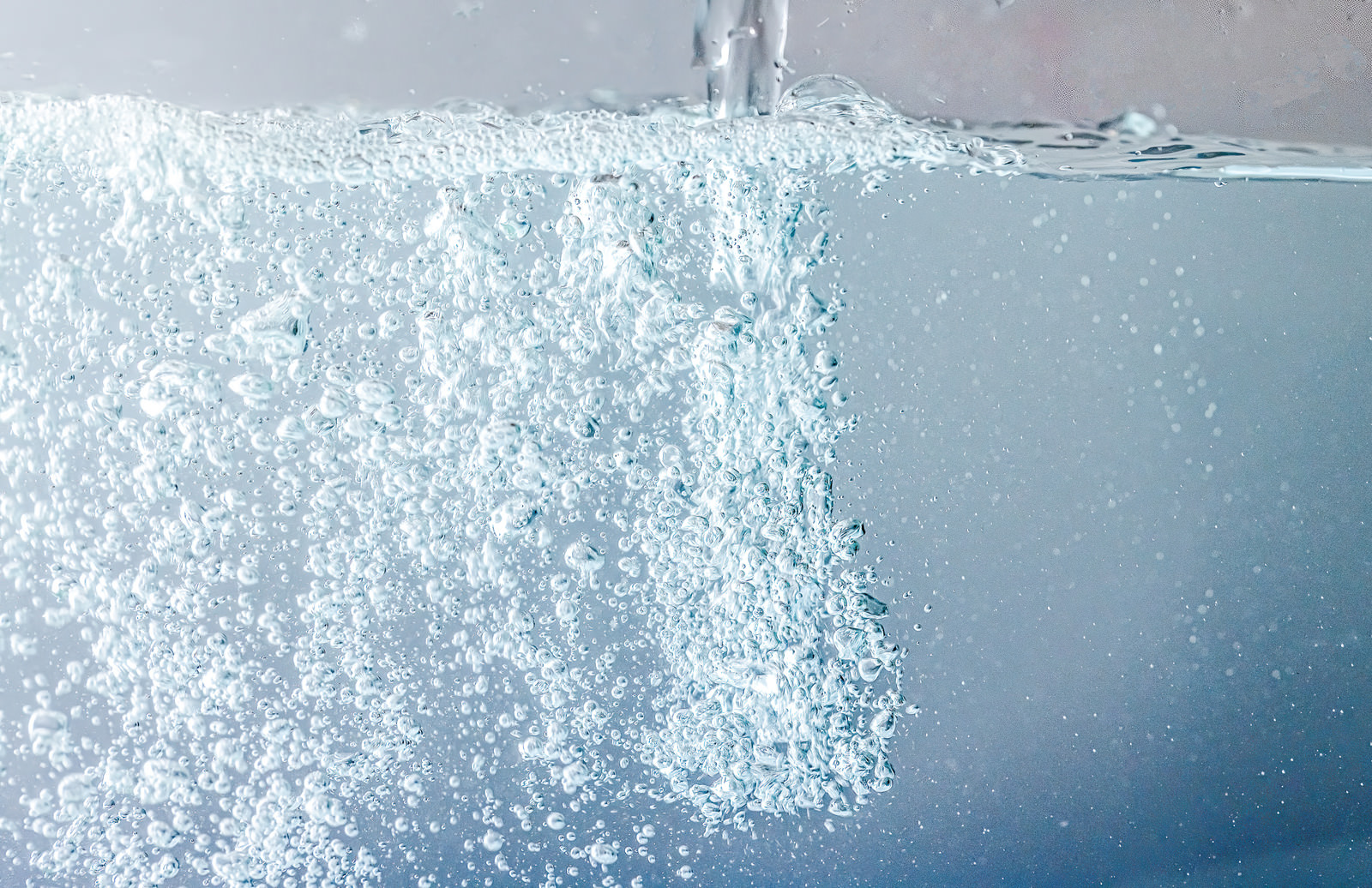 「水を注いで循環を促す | フリー素材のぱくたそ」の写真