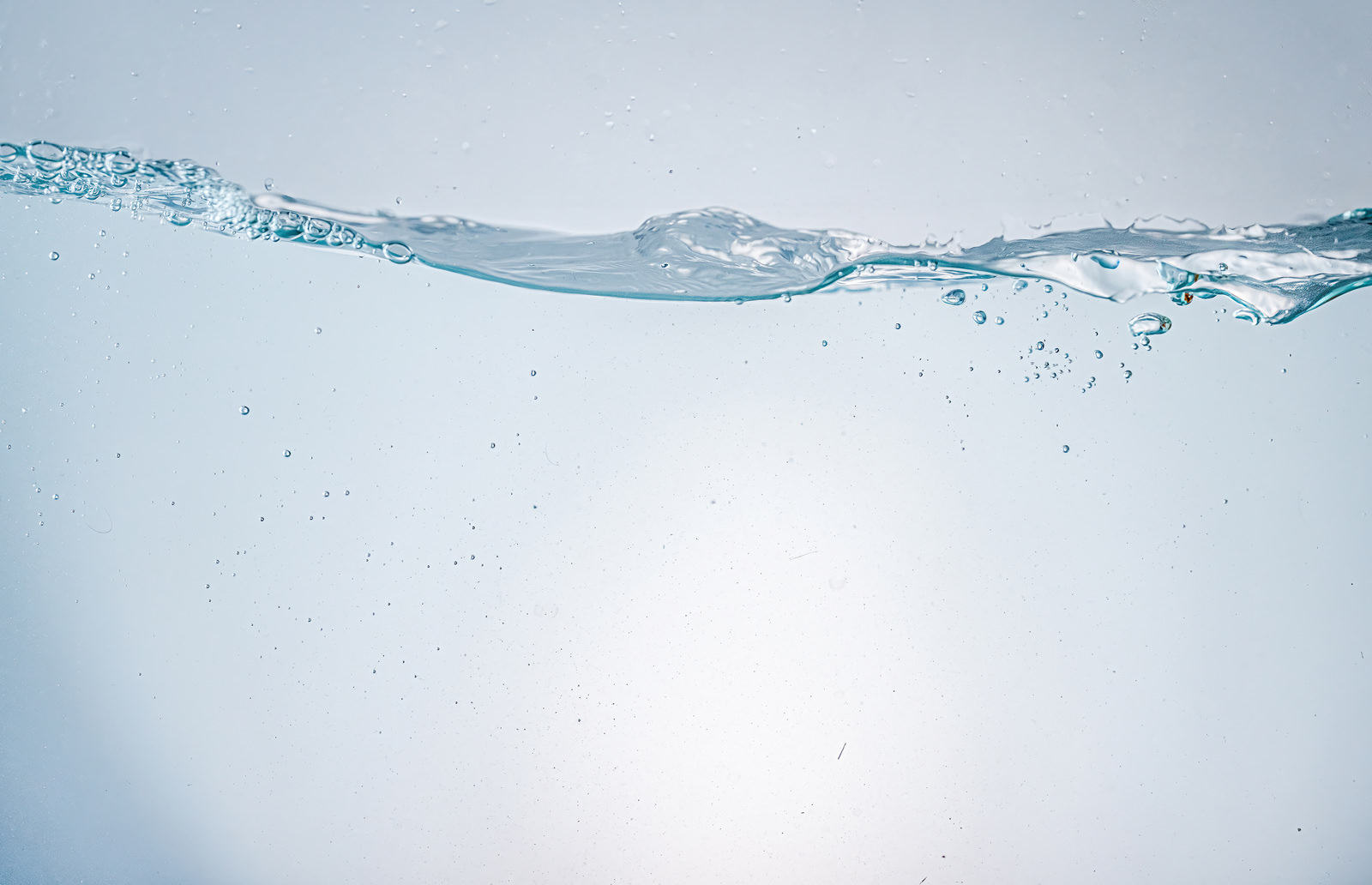 「気泡が少ない穏やかな水面 | フリー素材のぱくたそ」の写真