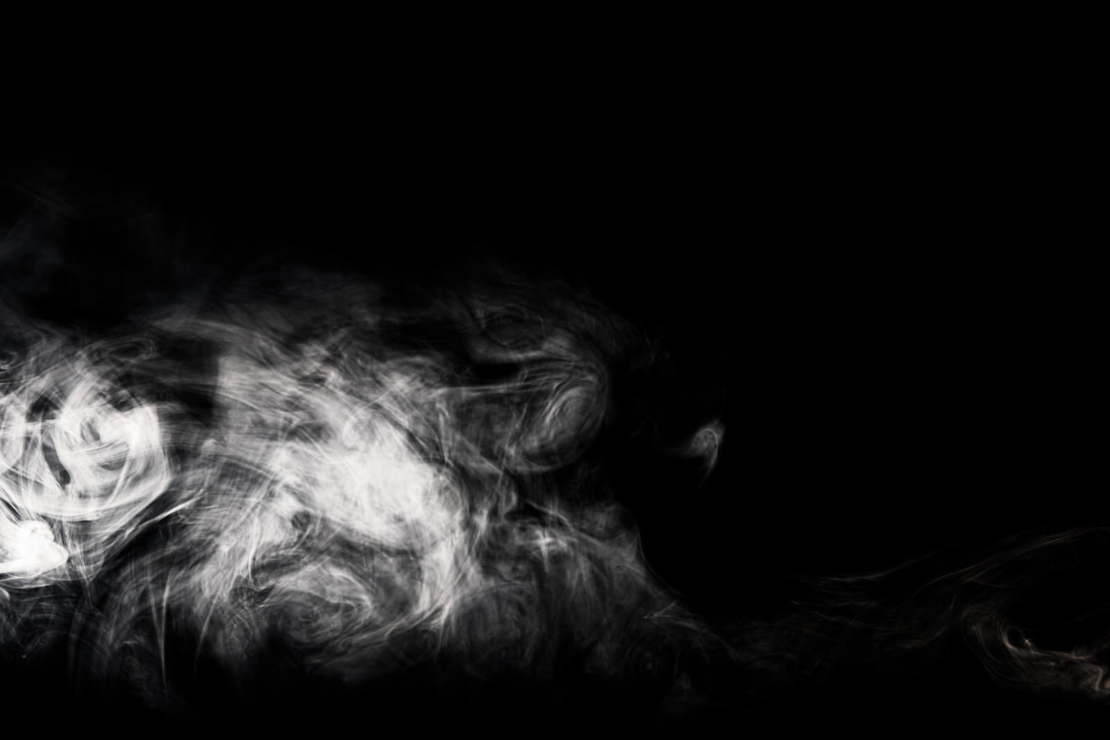 「渦巻く煙 | フリー素材のぱくたそ」の写真