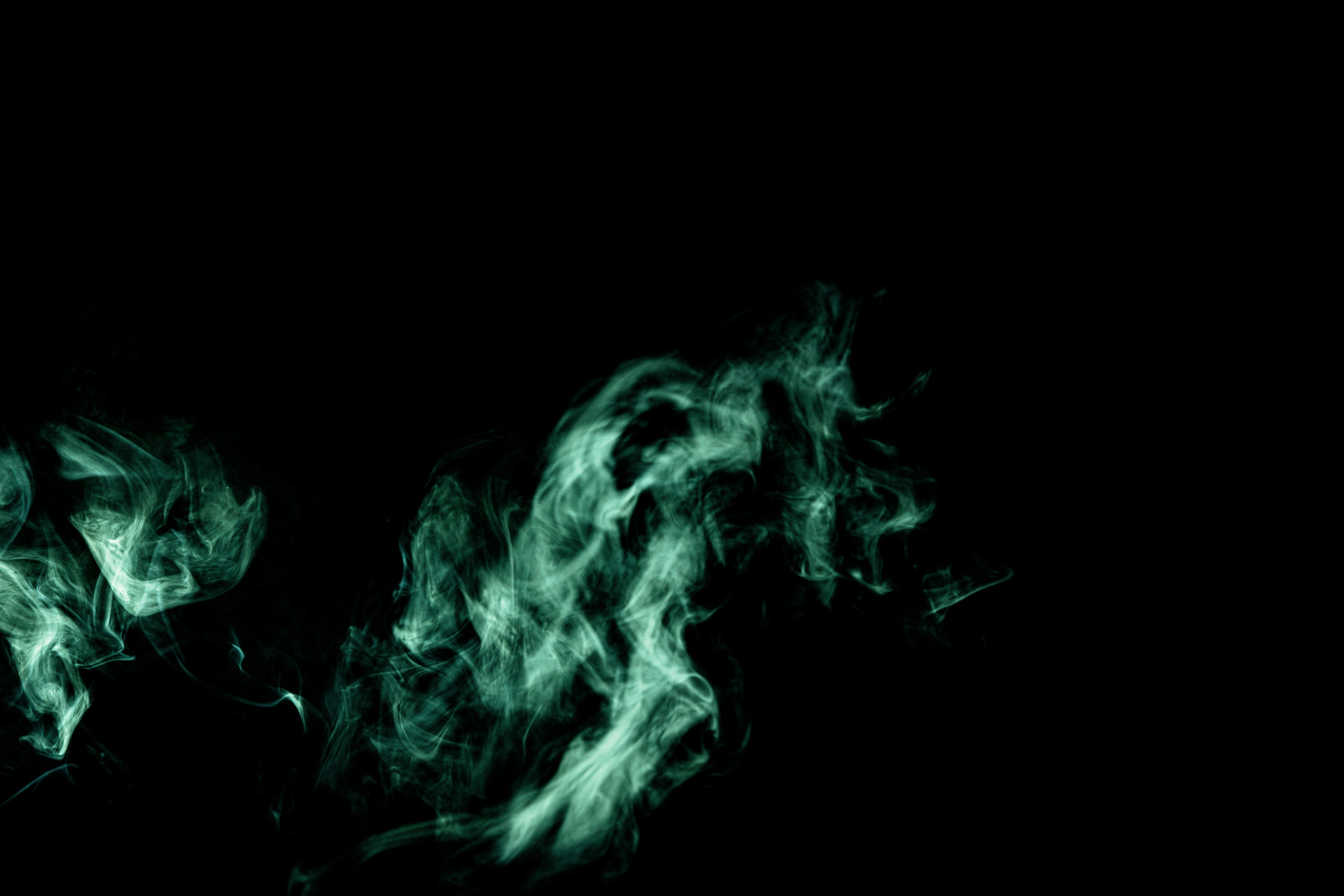 「危険な煙 | フリー素材のぱくたそ」の写真