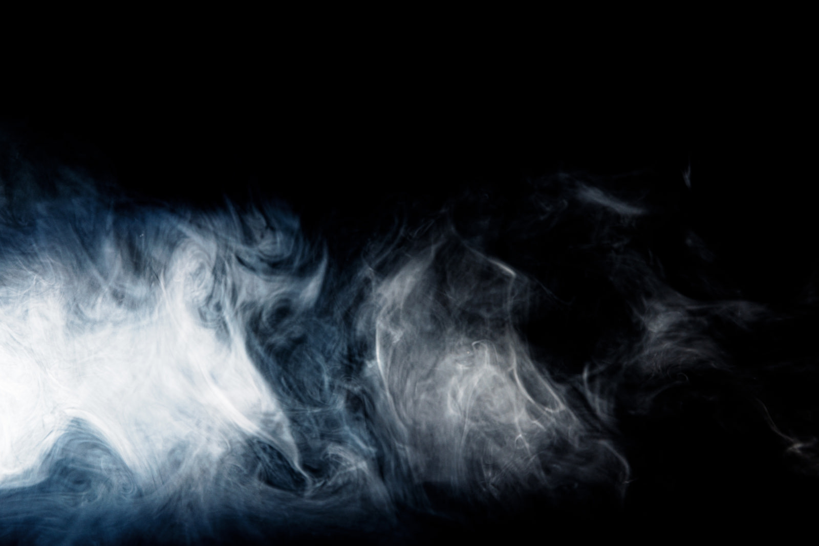 「ぶわっと流れ出る煙 | フリー素材のぱくたそ」の写真
