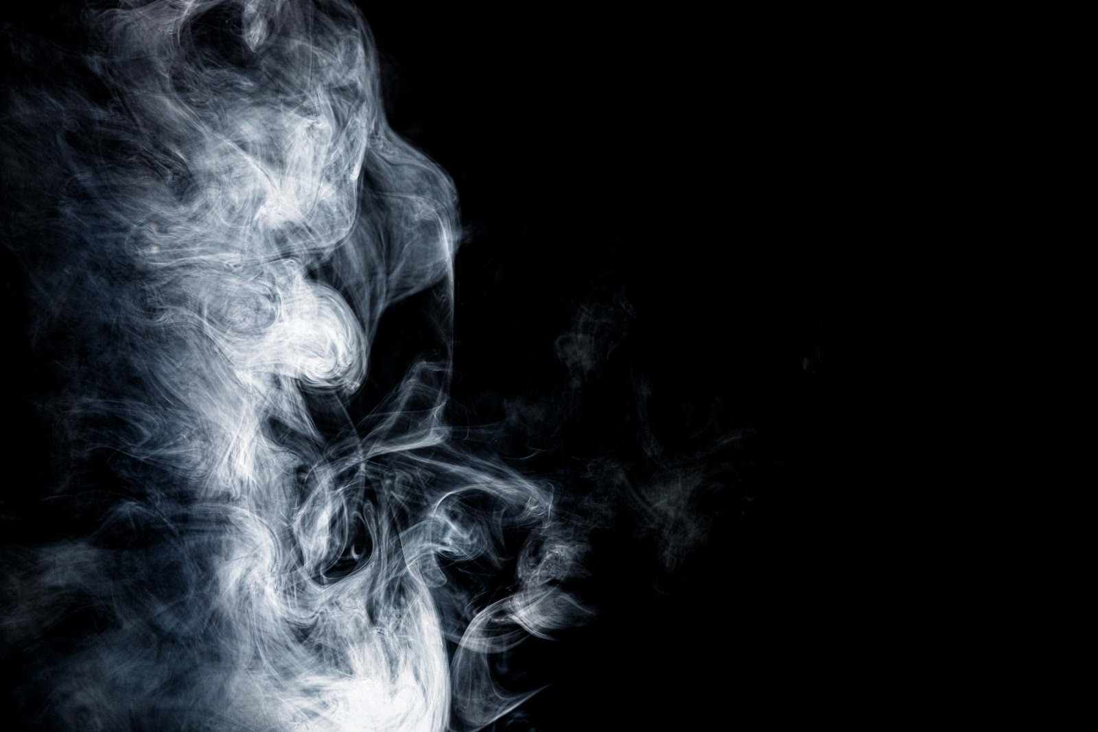 「立ち昇る白煙 | フリー素材のぱくたそ」の写真