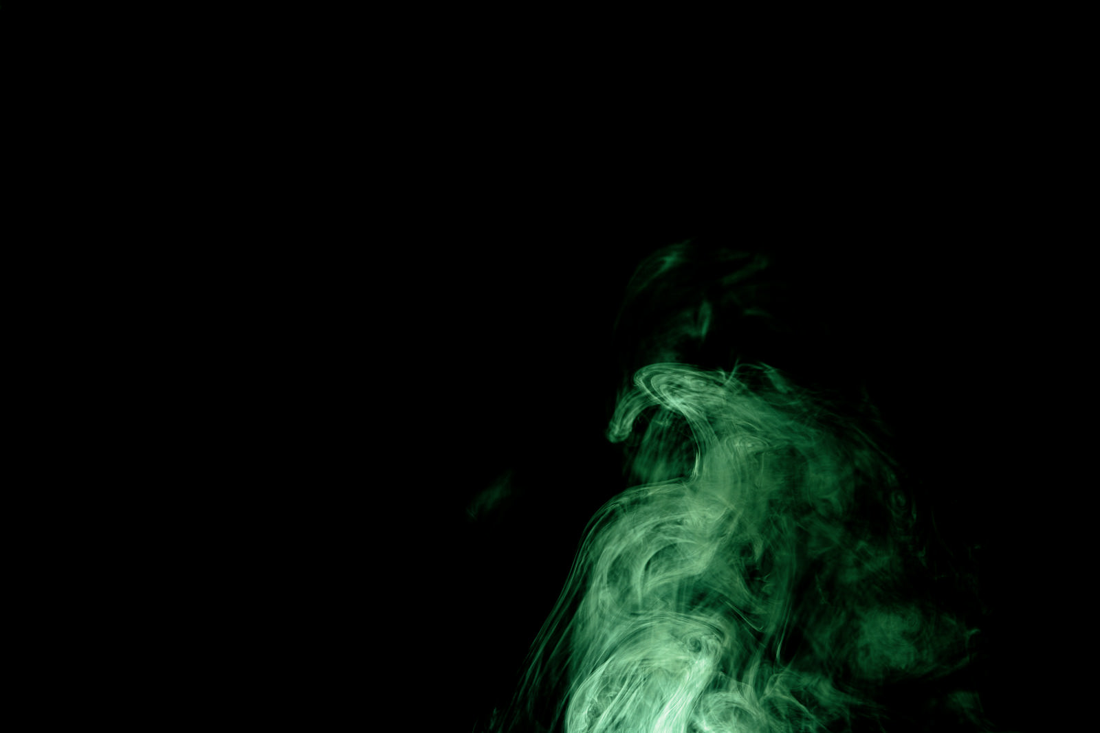 「滞留する緑の煙」の写真