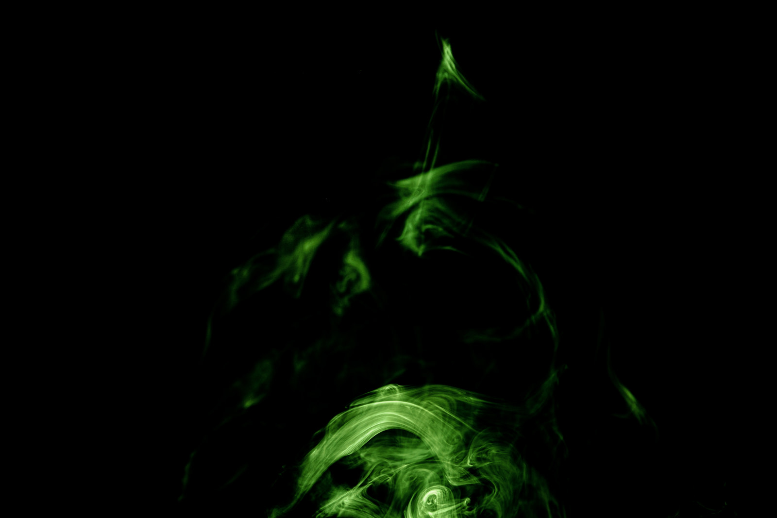 「うずまく緑色の煙」の写真