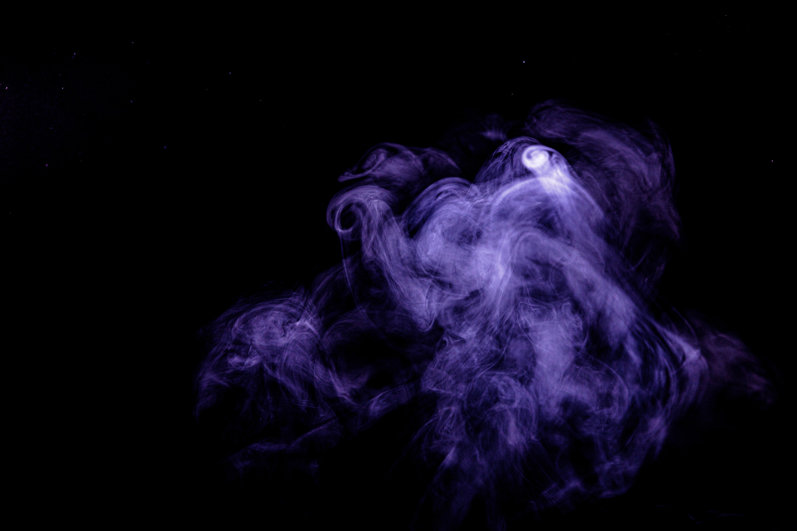 「滞留する紫色の煙 | フリー素材のぱくたそ」の写真
