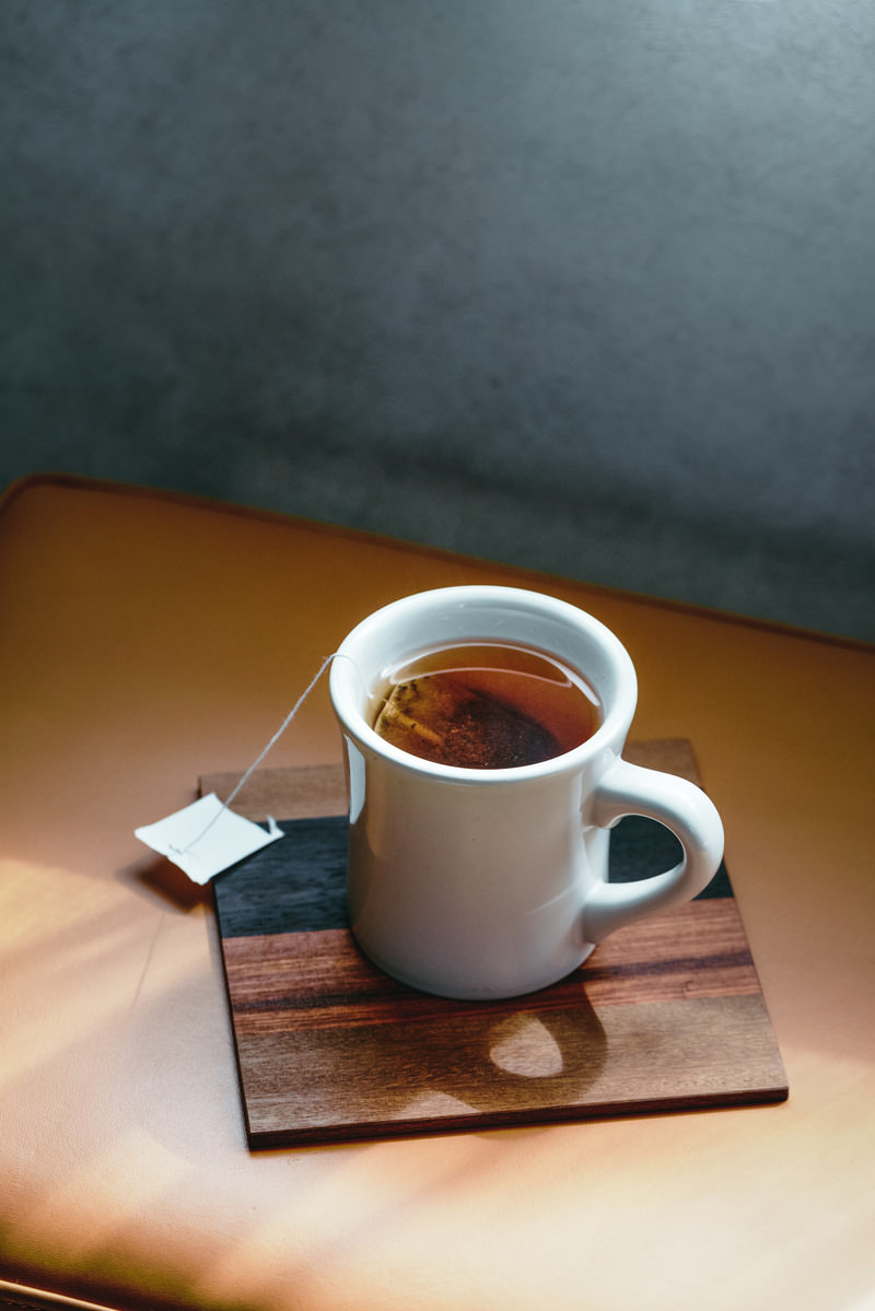 「窓辺に置かれた紅茶」の写真