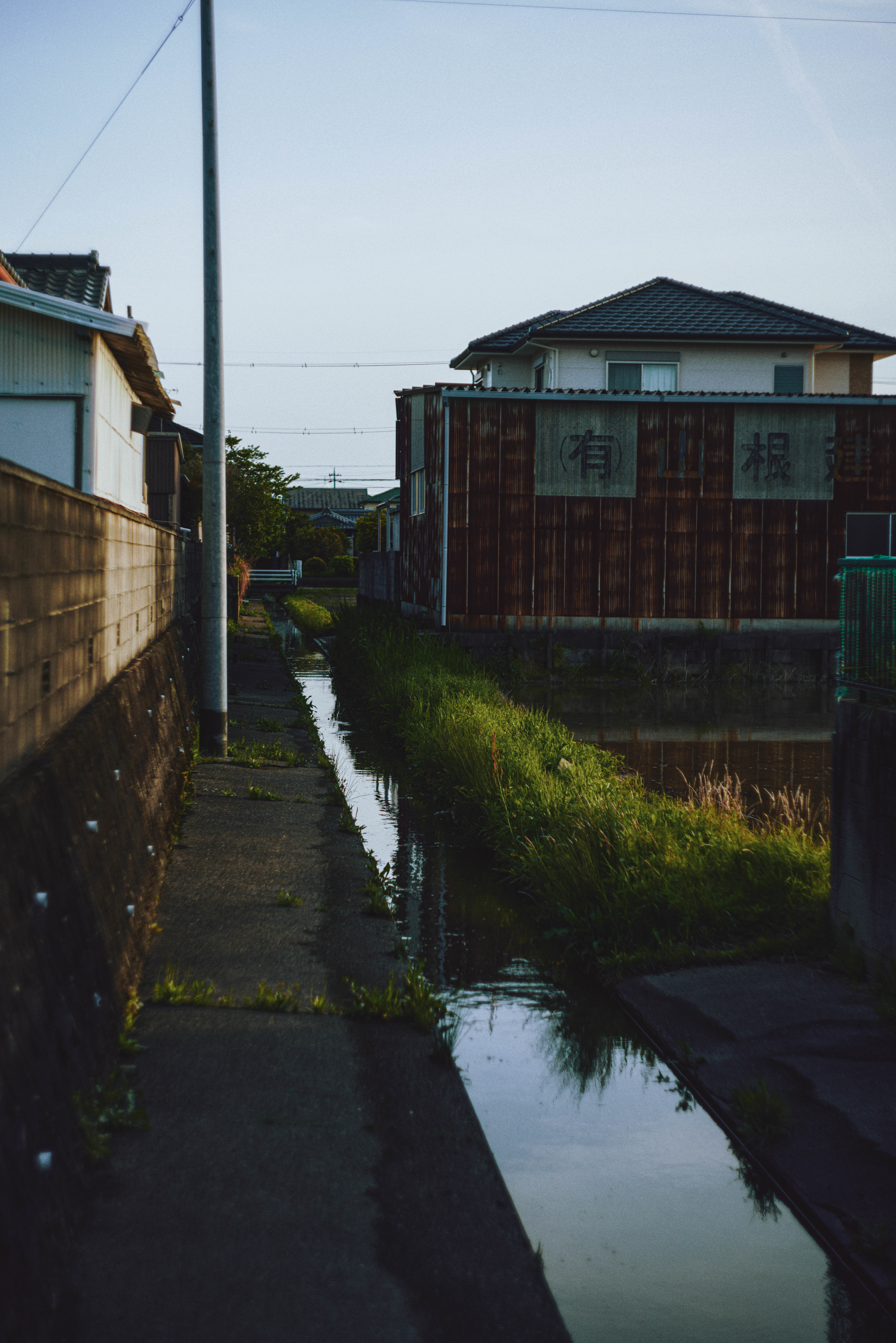 路地と用水路の写真素材 ぱくたそ