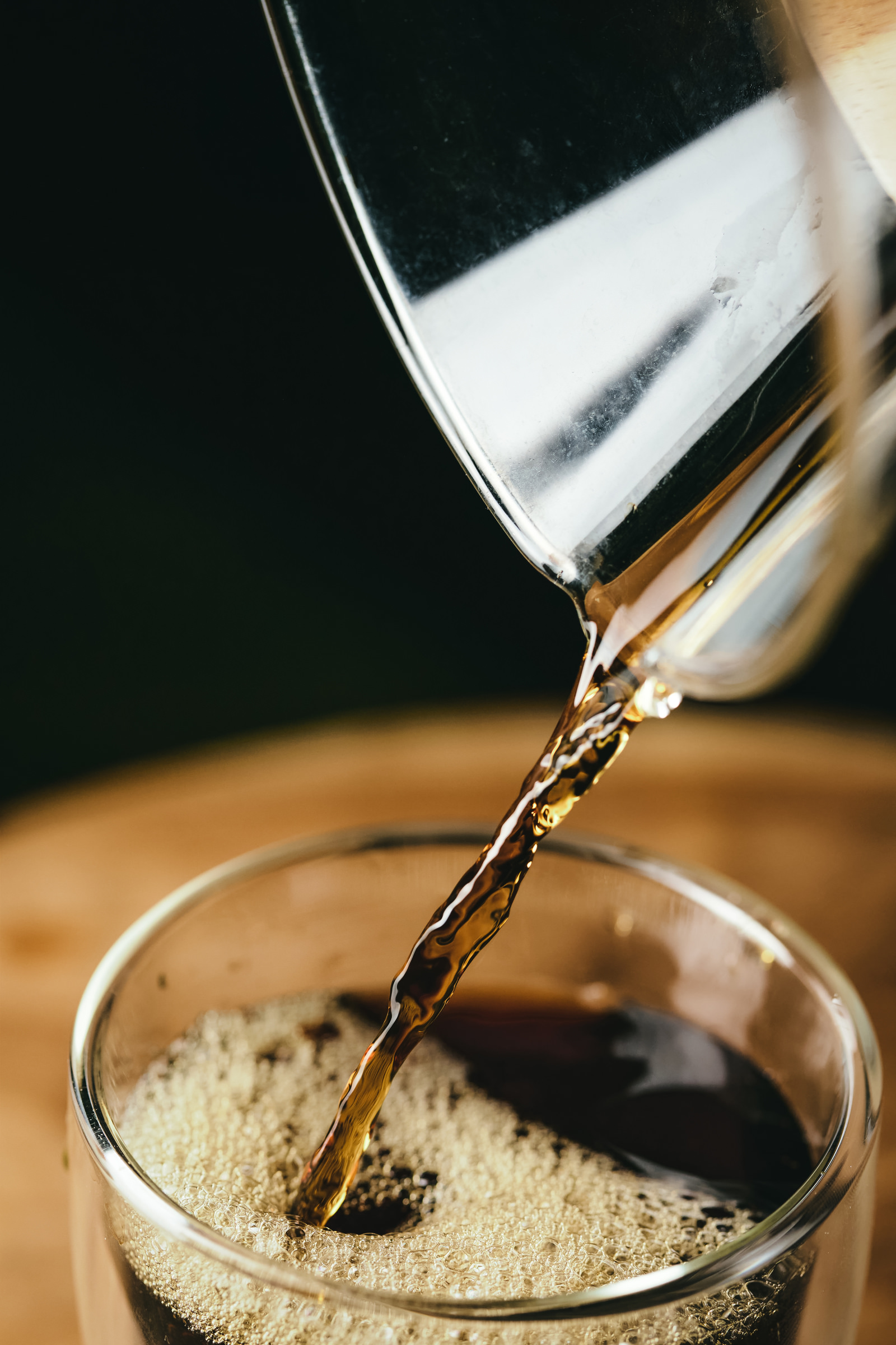 コーヒーメーカーから注ぐコーヒーの写真素材 ぱくたそ