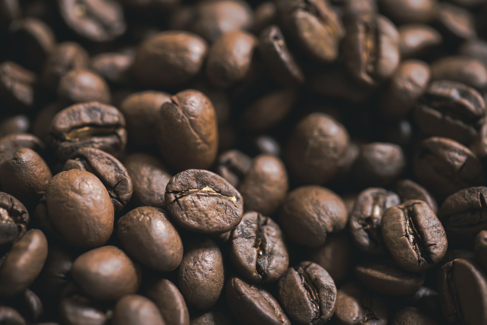 「コーヒー豆のテクスチャー | フリー素材のぱくたそ」の写真