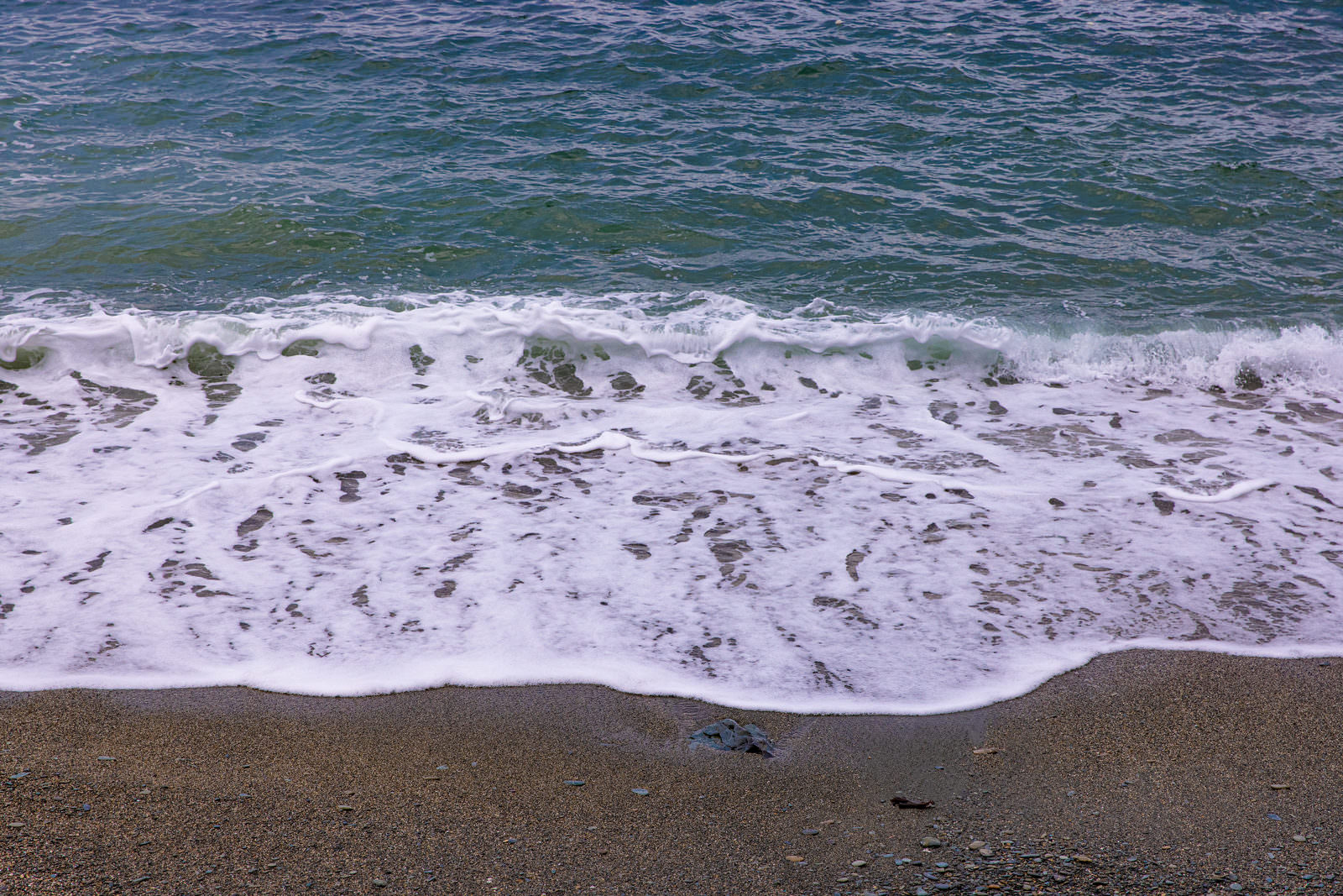 「海水浴場に打ち寄せる波」の写真