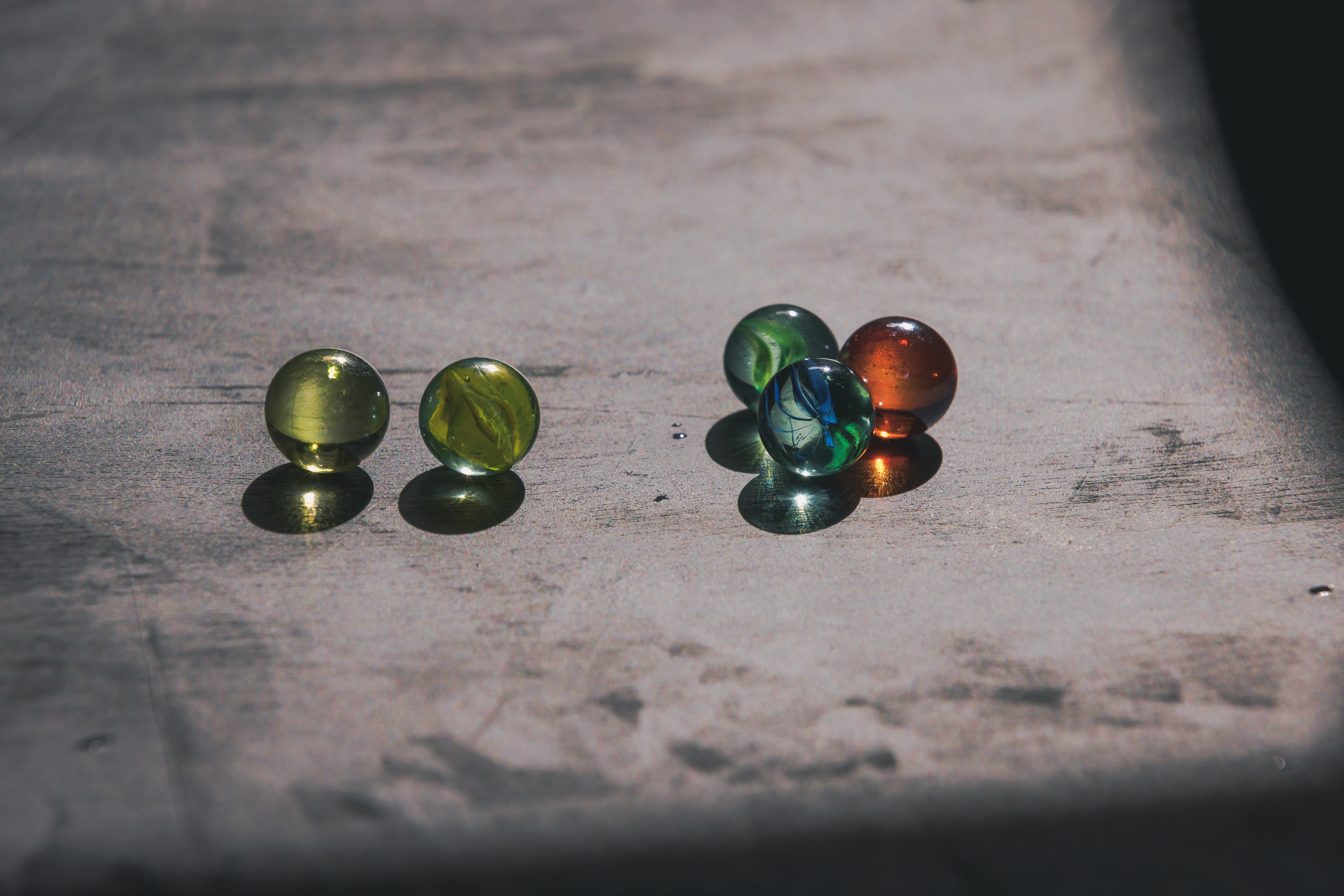 転がるビー玉と影の写真素材 ぱくたそ