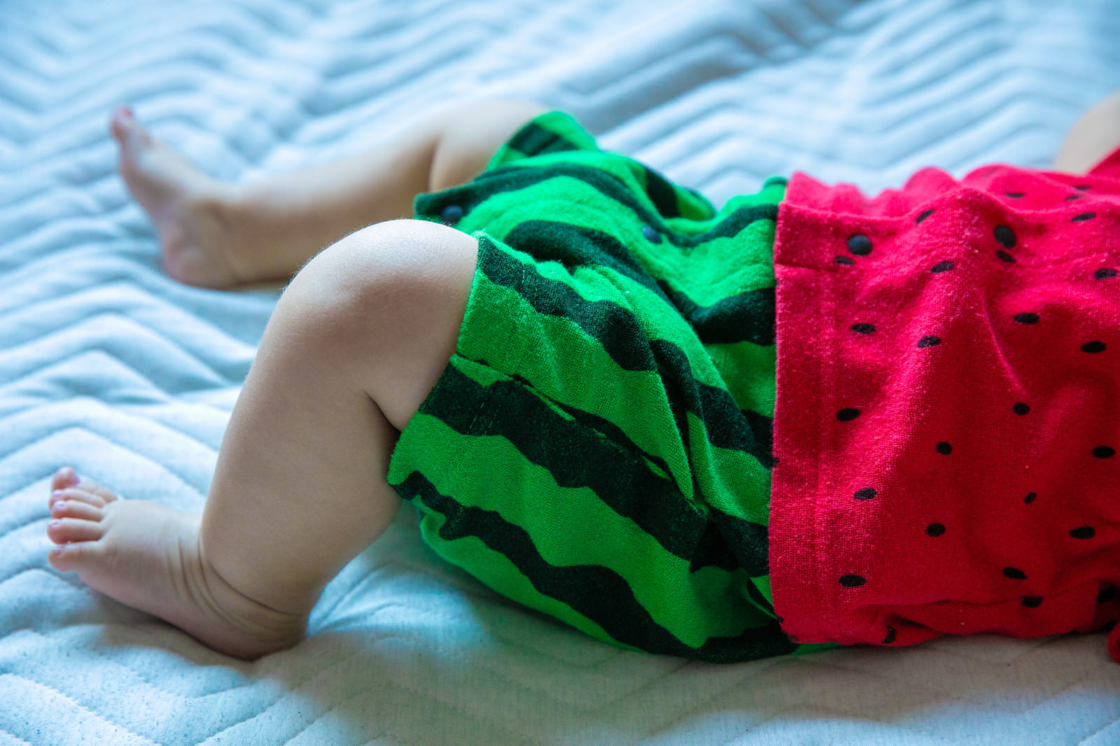 「ムッチムチ赤ちゃんの足 | フリー素材のぱくたそ」の写真