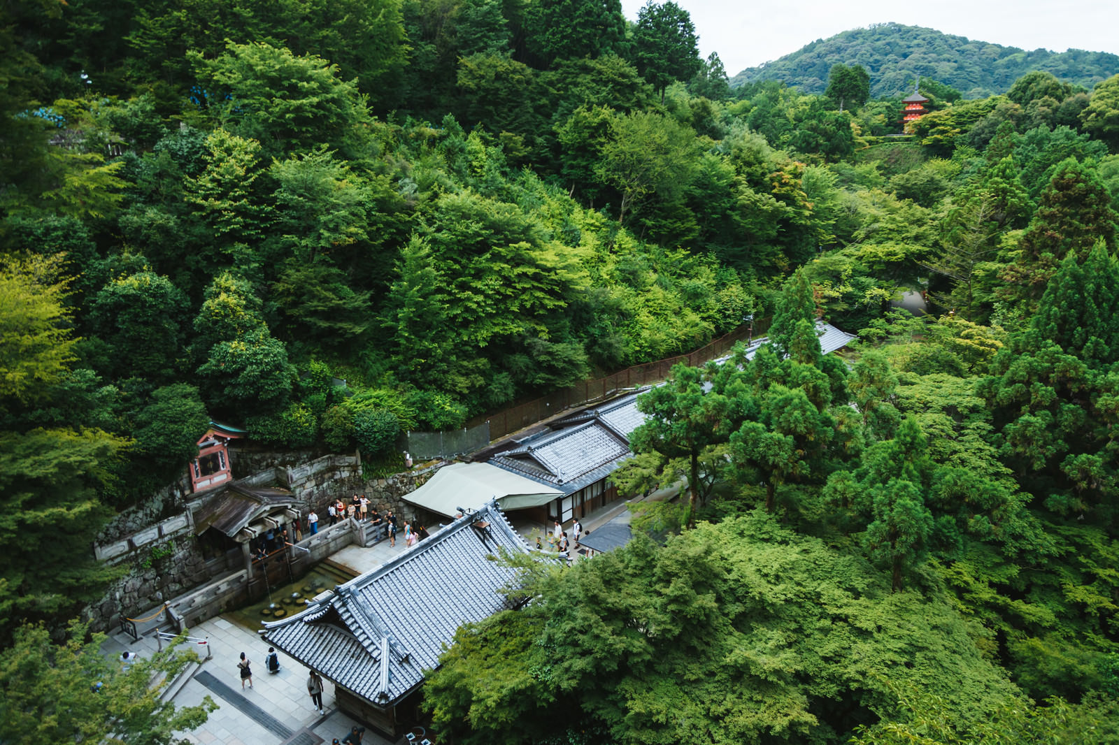 清水の舞台から音羽の滝を見下ろすの写真素材 ぱくたそ