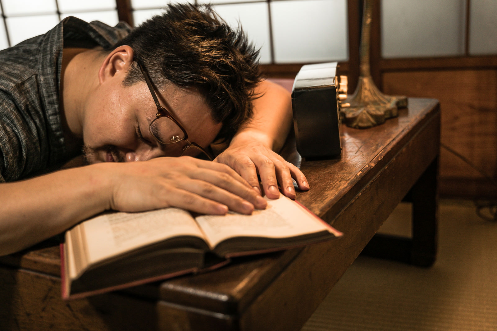 書斎で疲れて寝落ちする男性の写真を無料ダウンロード フリー素材 ぱくたそ 書斎で疲れて寝落ちする男性の写真を無料ダウンロード フリー素材 ぱくたそ