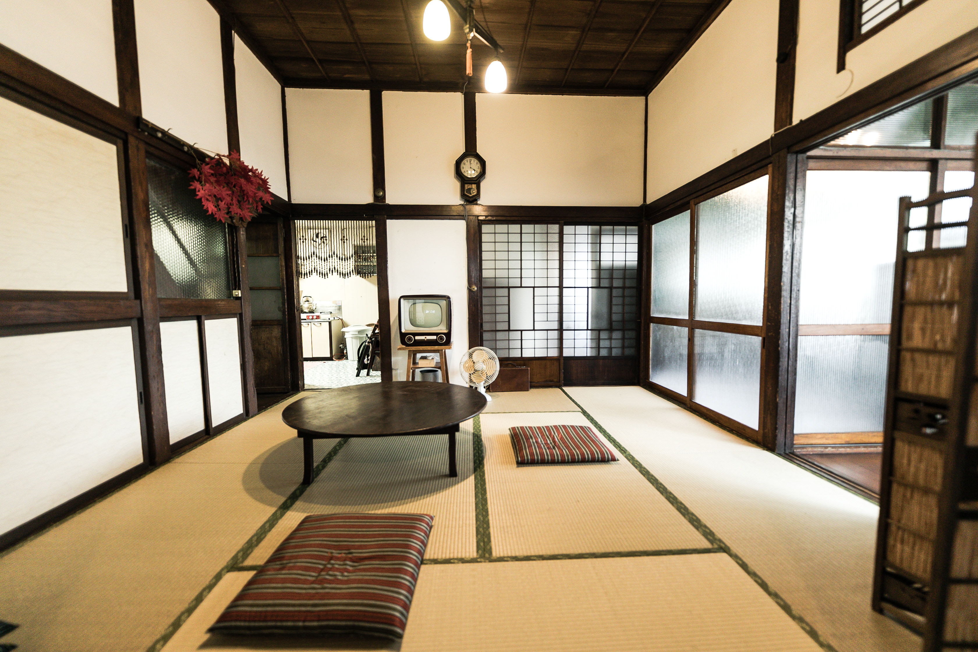 昭和レトロの和家具がある古民家の様子の写真素材 ぱくたそ