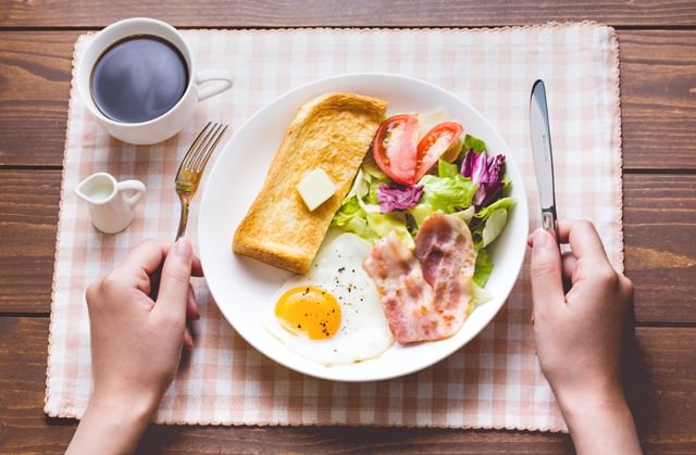 朝食はコーヒーとパン､目玉焼きにベーコン