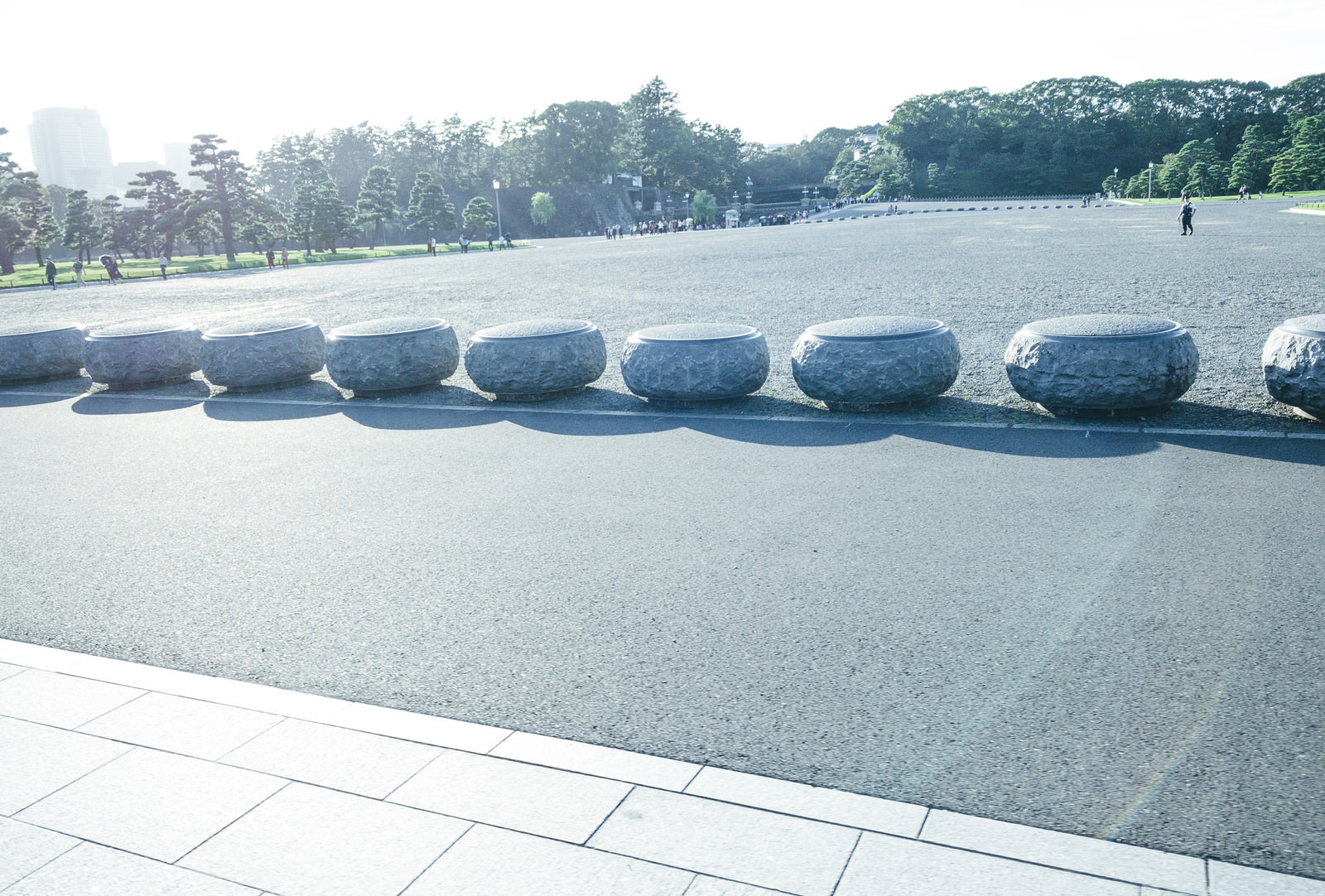 皇居の丸いストーン 車両止め の写真素材 ぱくたそ