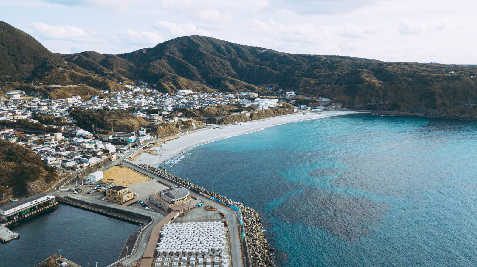 神津島の前浜海岸と街並みのフリー素材