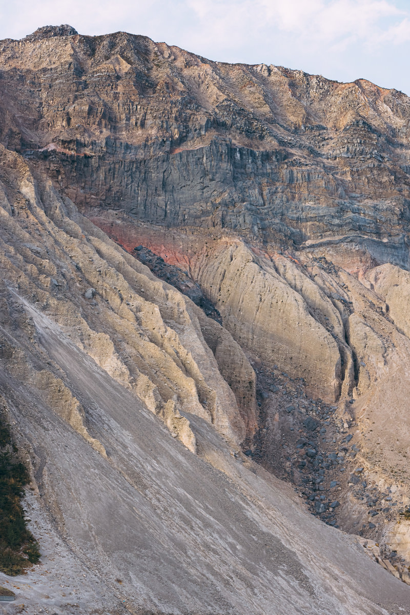 「神津島の崩れた山の断崖 | フリー素材のぱくたそ」の写真