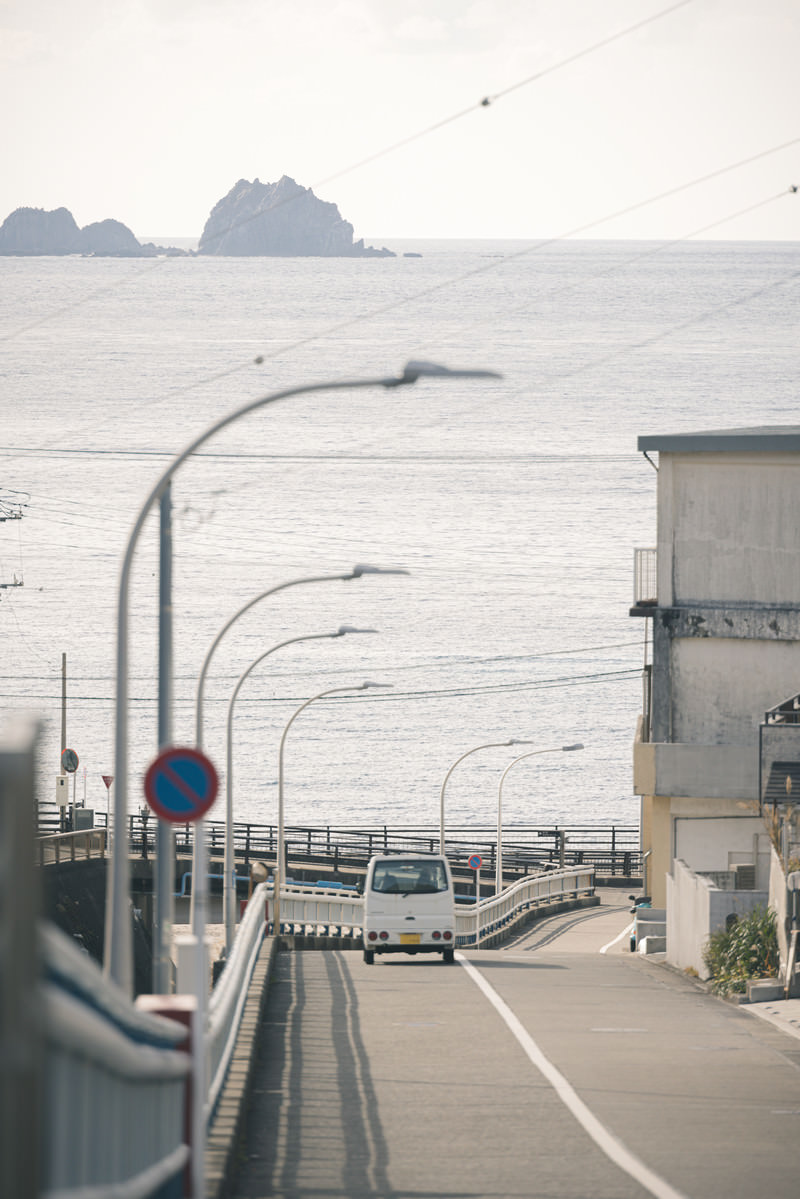 「神津島本島から眺める前浜と恩馳島の様子」の写真