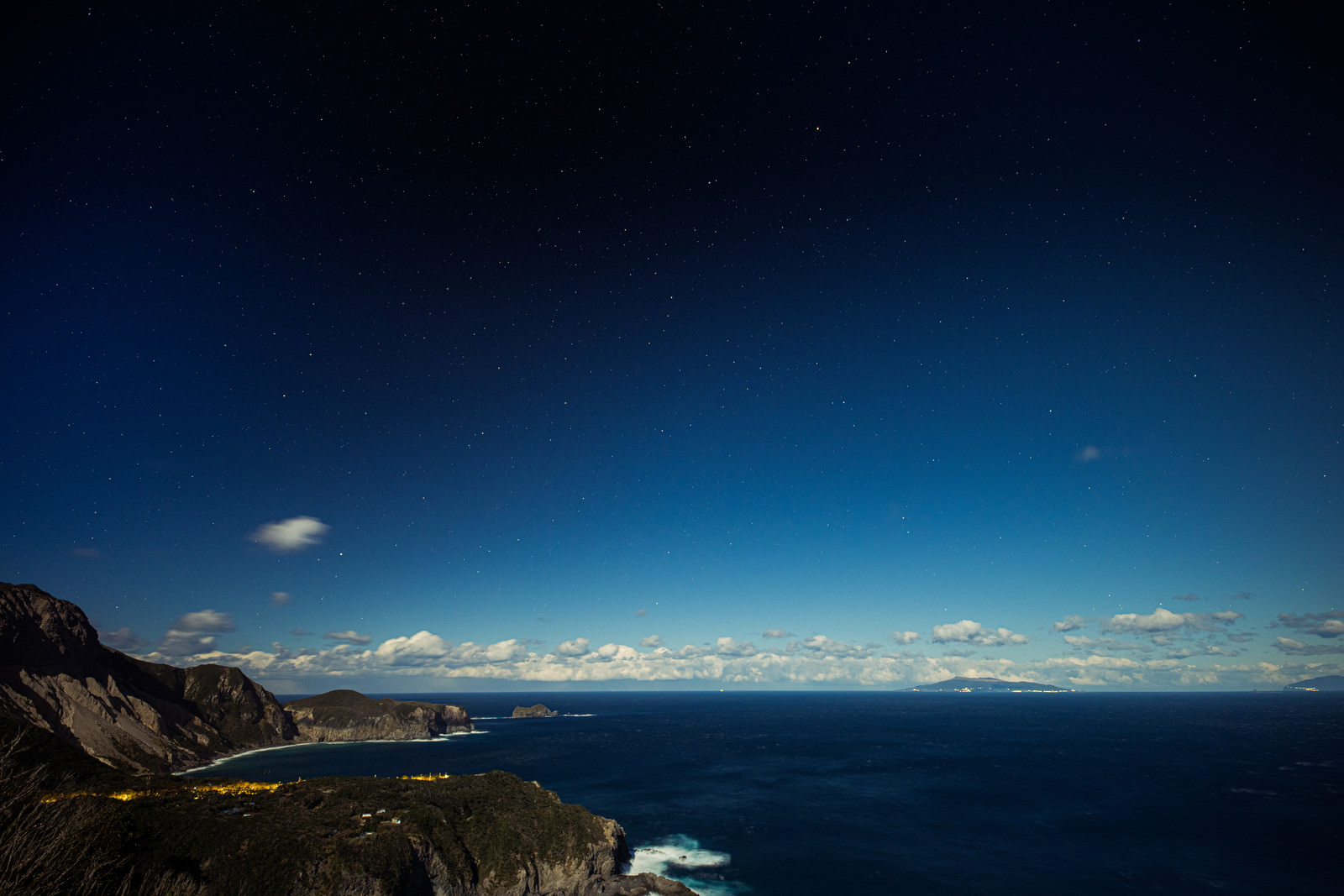 神津島三浦展望台から撮影した多幸湾の夜景のフリー素材