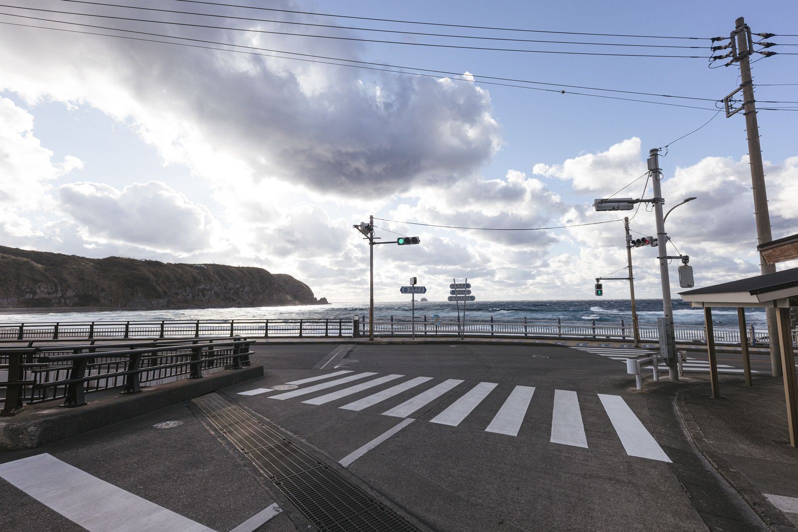 神津島にある信号機と海岸のフリー素材