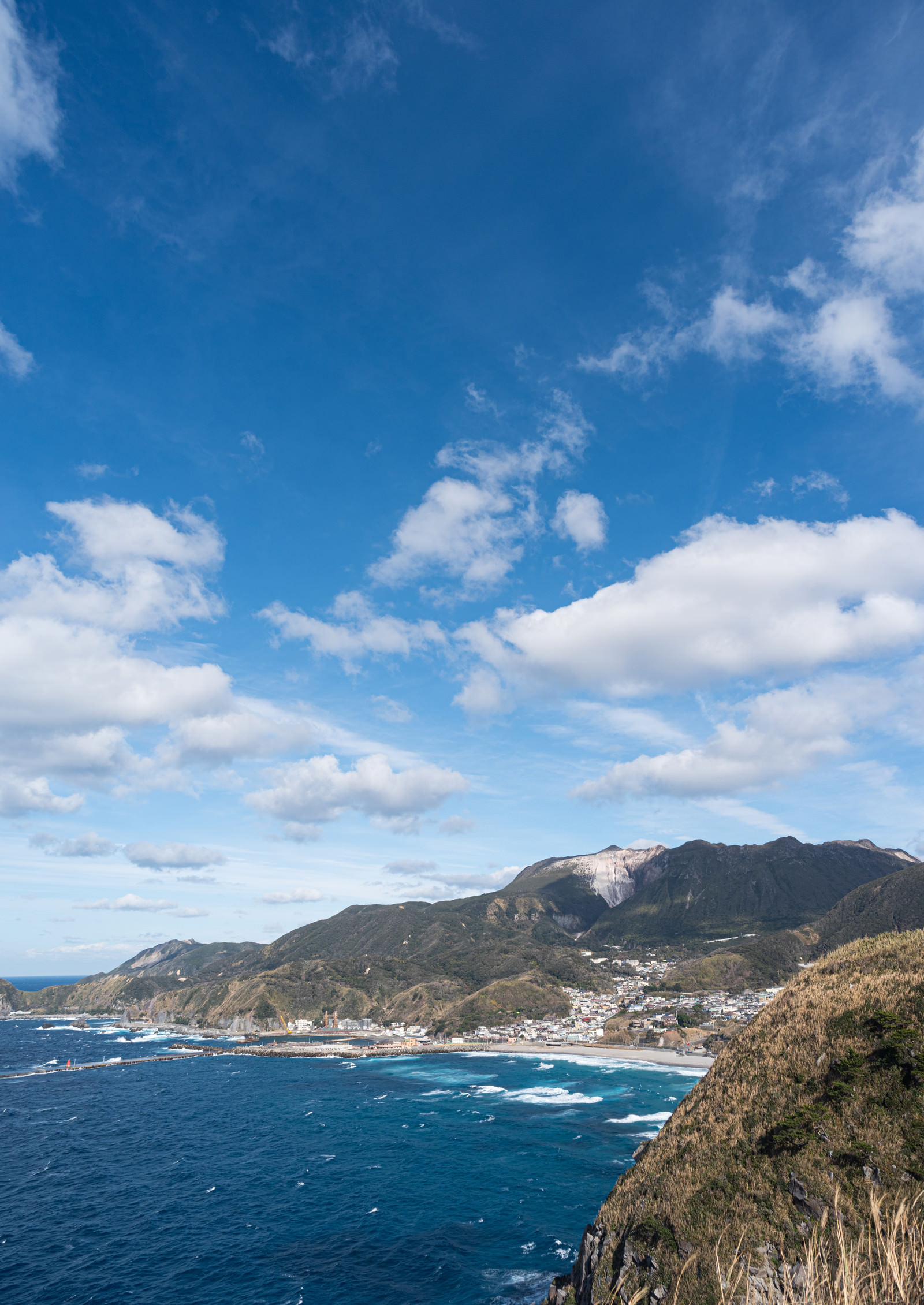 青空と神津島の様子のフリー素材