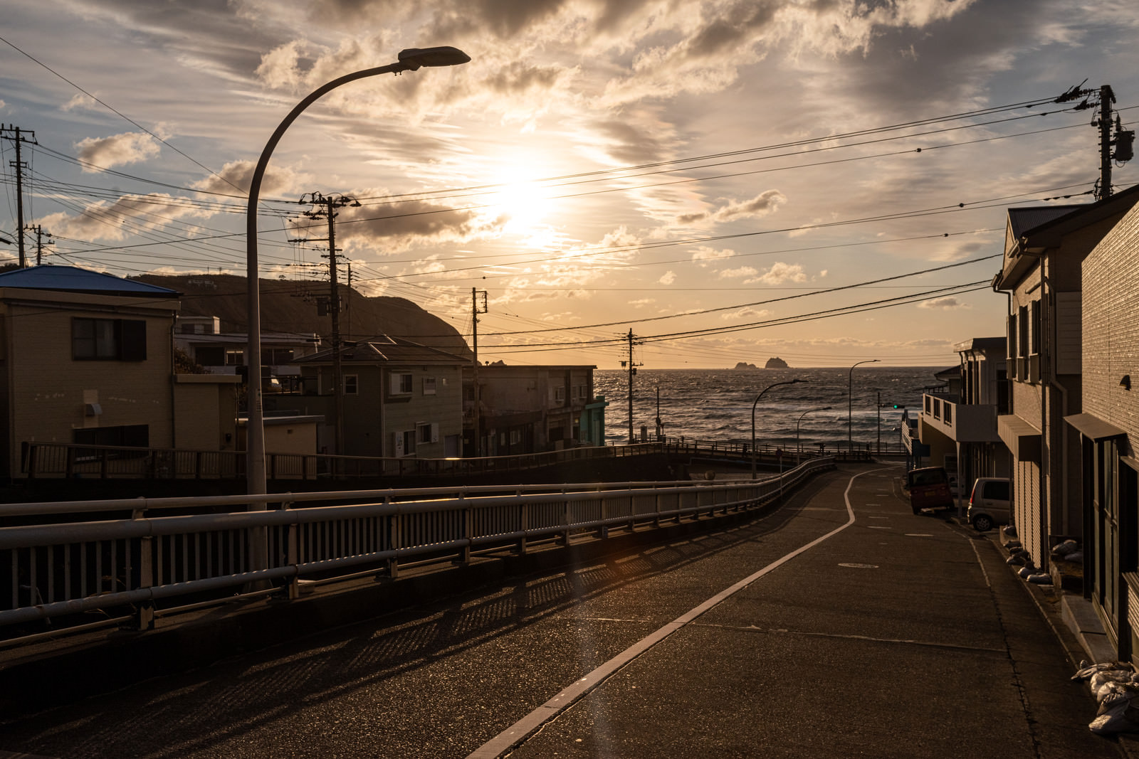 「神津島の街中から撮影した夕焼け | フリー素材のぱくたそ」の写真