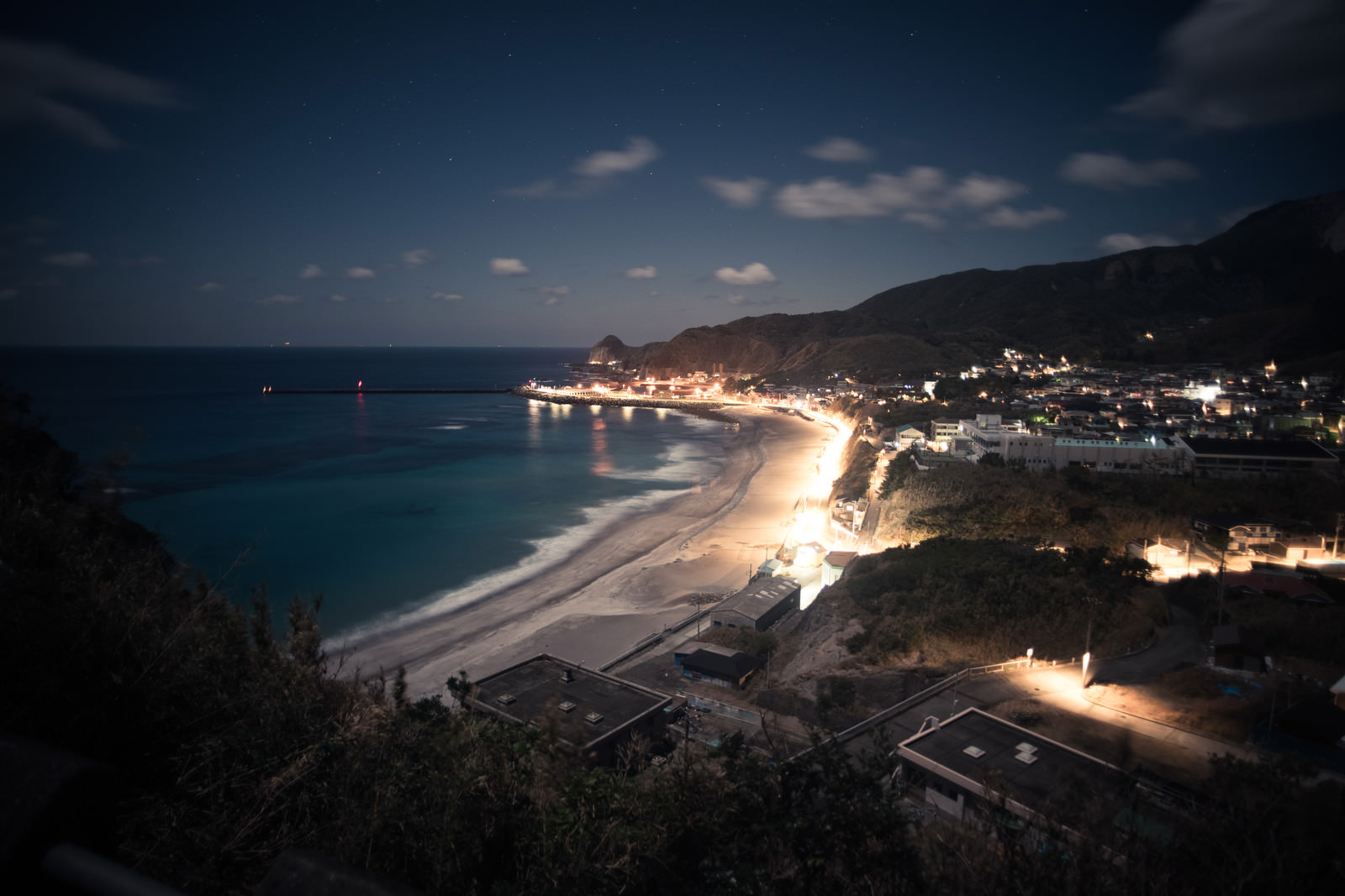 「神津島の街並み（夜景） | フリー素材のぱくたそ」の写真
