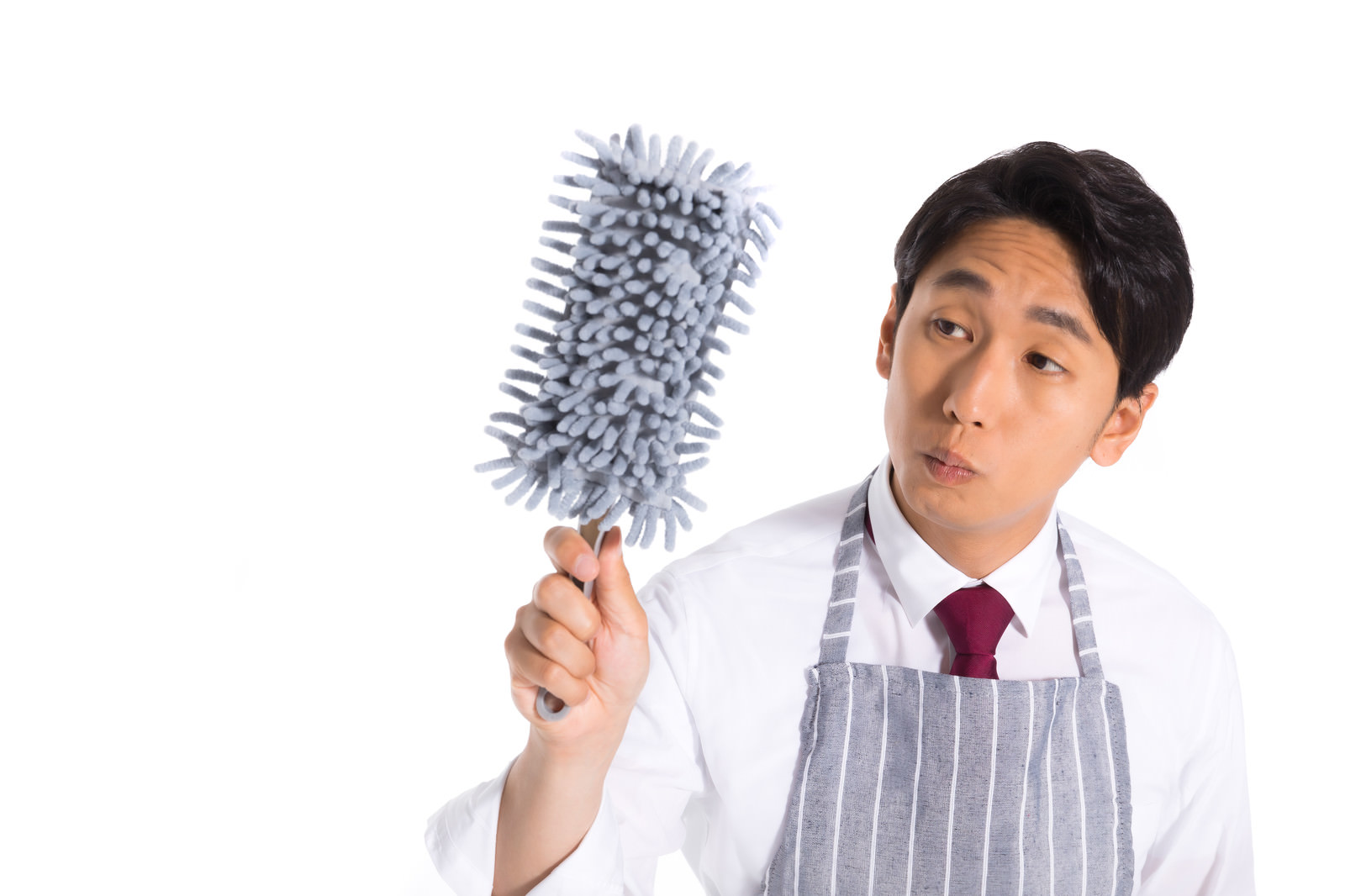 「ホコリが気になる会社員 | フリー素材のぱくたそ」の写真［モデル：大川竜弥］