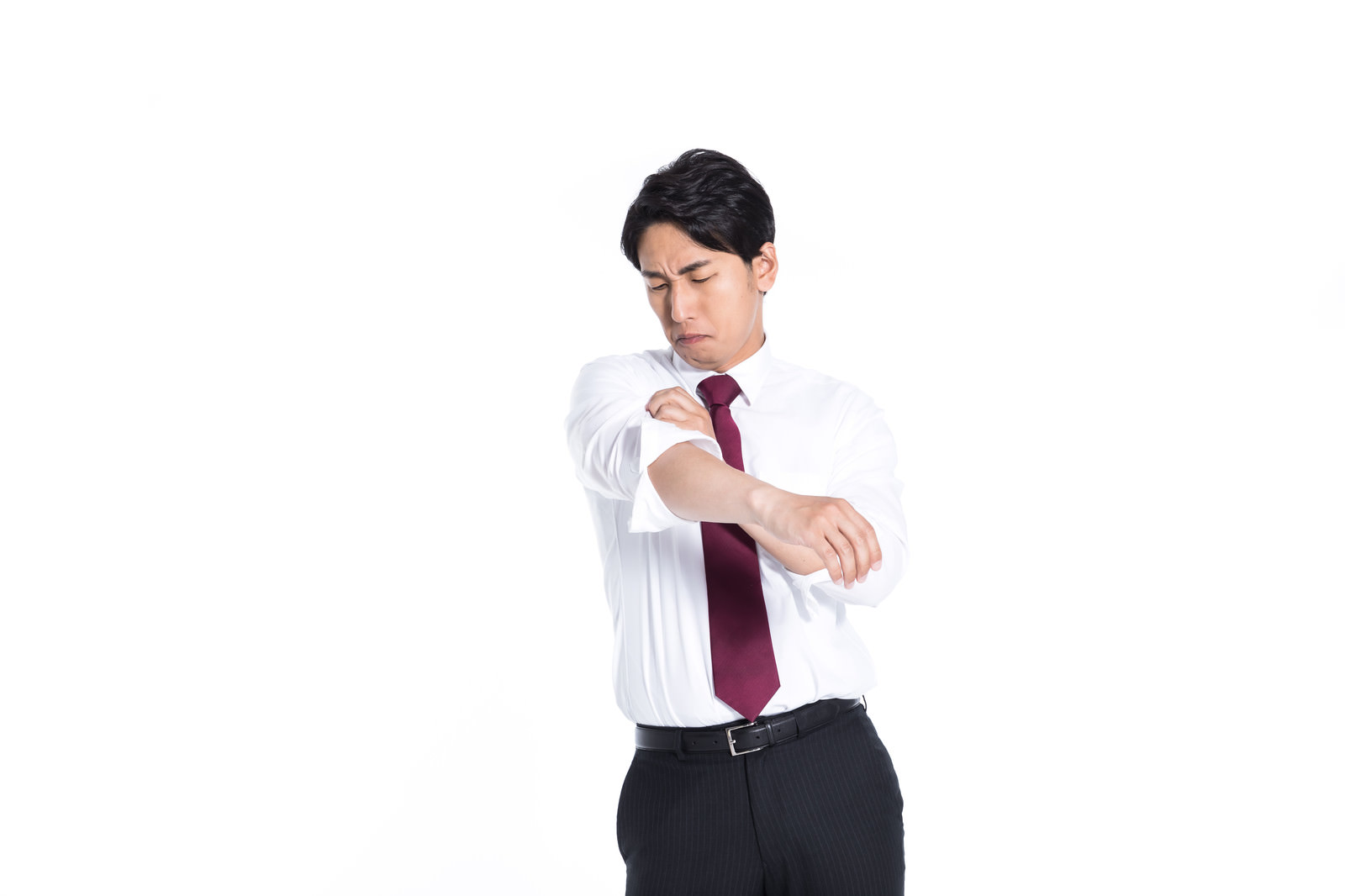 腕まくりしながらさりげなく脇の臭いをチェックする会社員の写真を無料ダウンロード フリー素材 ぱくたそ