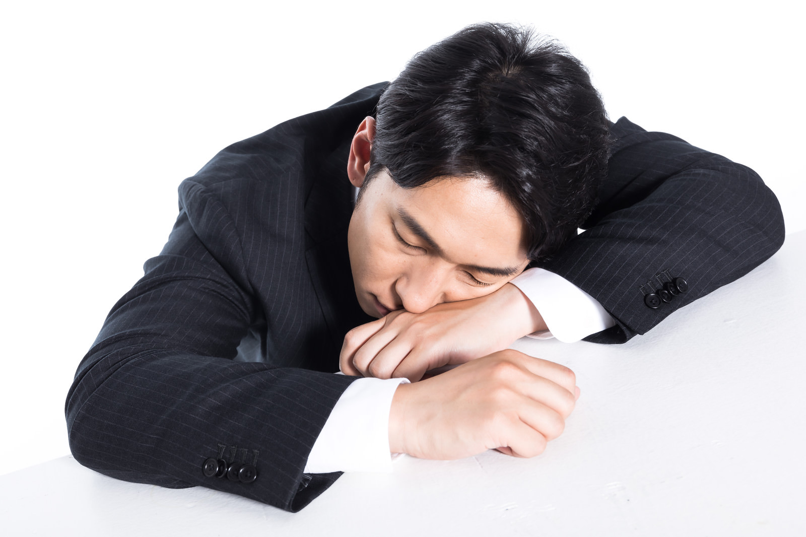 「連日の残業で寝落ち（会社員） | フリー素材のぱくたそ」の写真［モデル：大川竜弥］